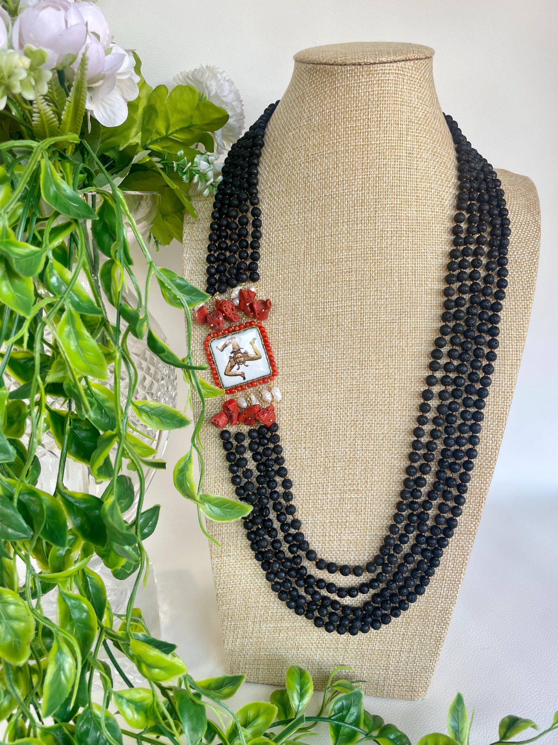Collana siciliana multifilo, 5 fili di pietra lavica, collana annodata a mano, mattonella Caltagirone raffigurante Trinacria. Collane con Mattonelle Caltagirone
