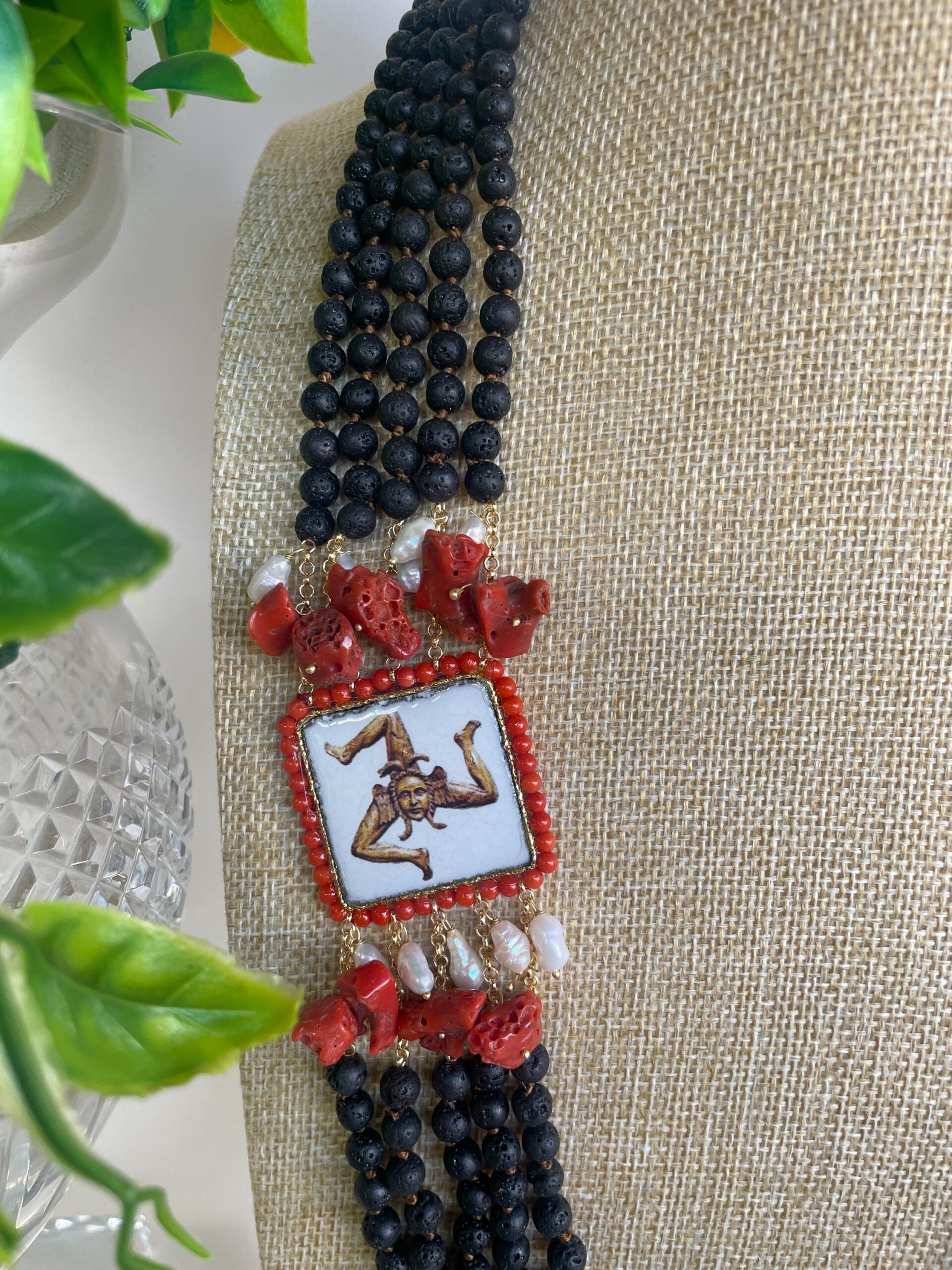 Collana siciliana multifilo, 5 fili di pietra lavica, collana annodata a mano, mattonella Caltagirone raffigurante Trinacria. Collane con Mattonelle Caltagirone