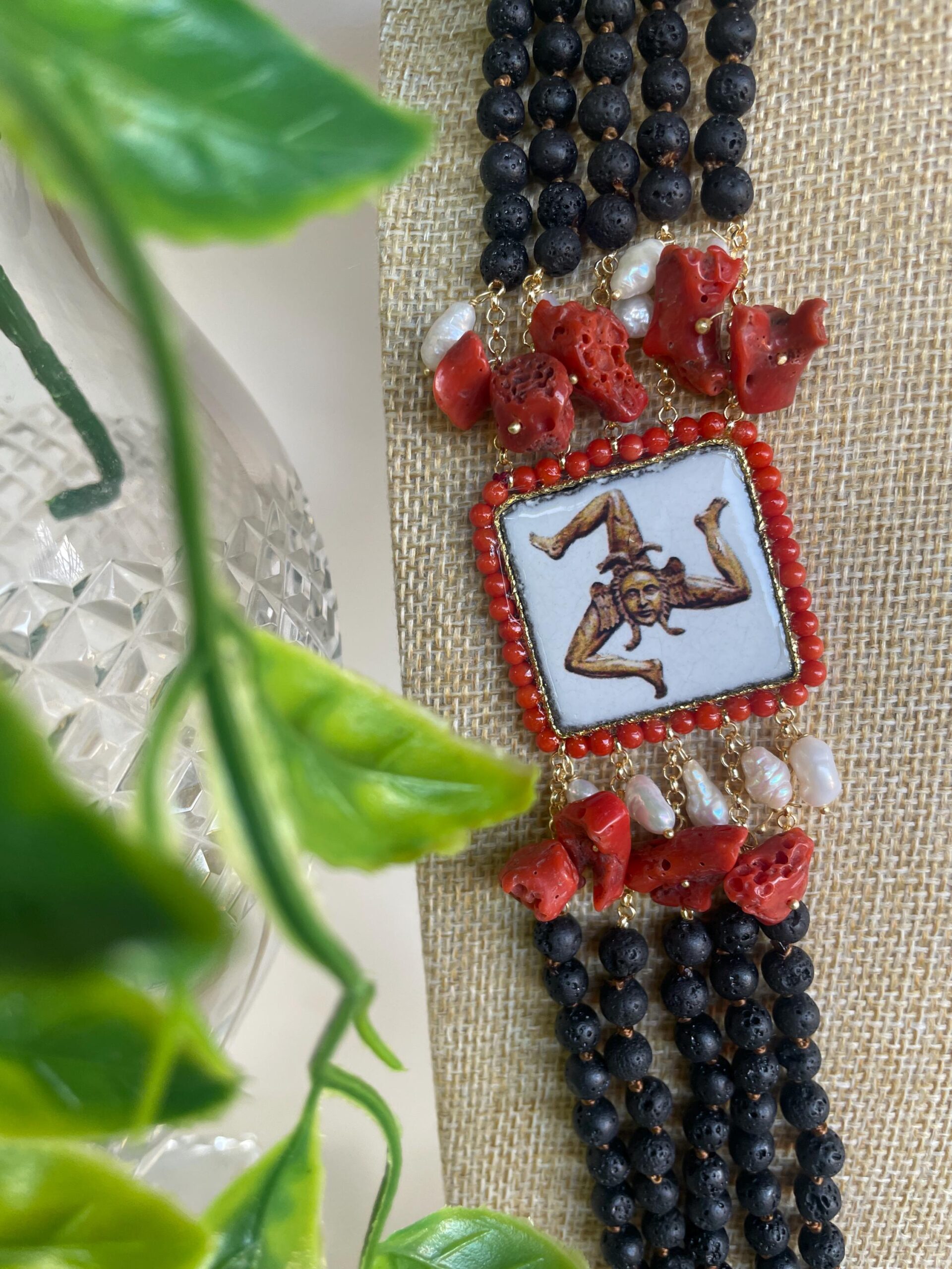 Collana siciliana multifilo, 5 fili di pietra lavica, collana annodata a mano, mattonella Caltagirone raffigurante Trinacria. Collane con Mattonelle Caltagirone