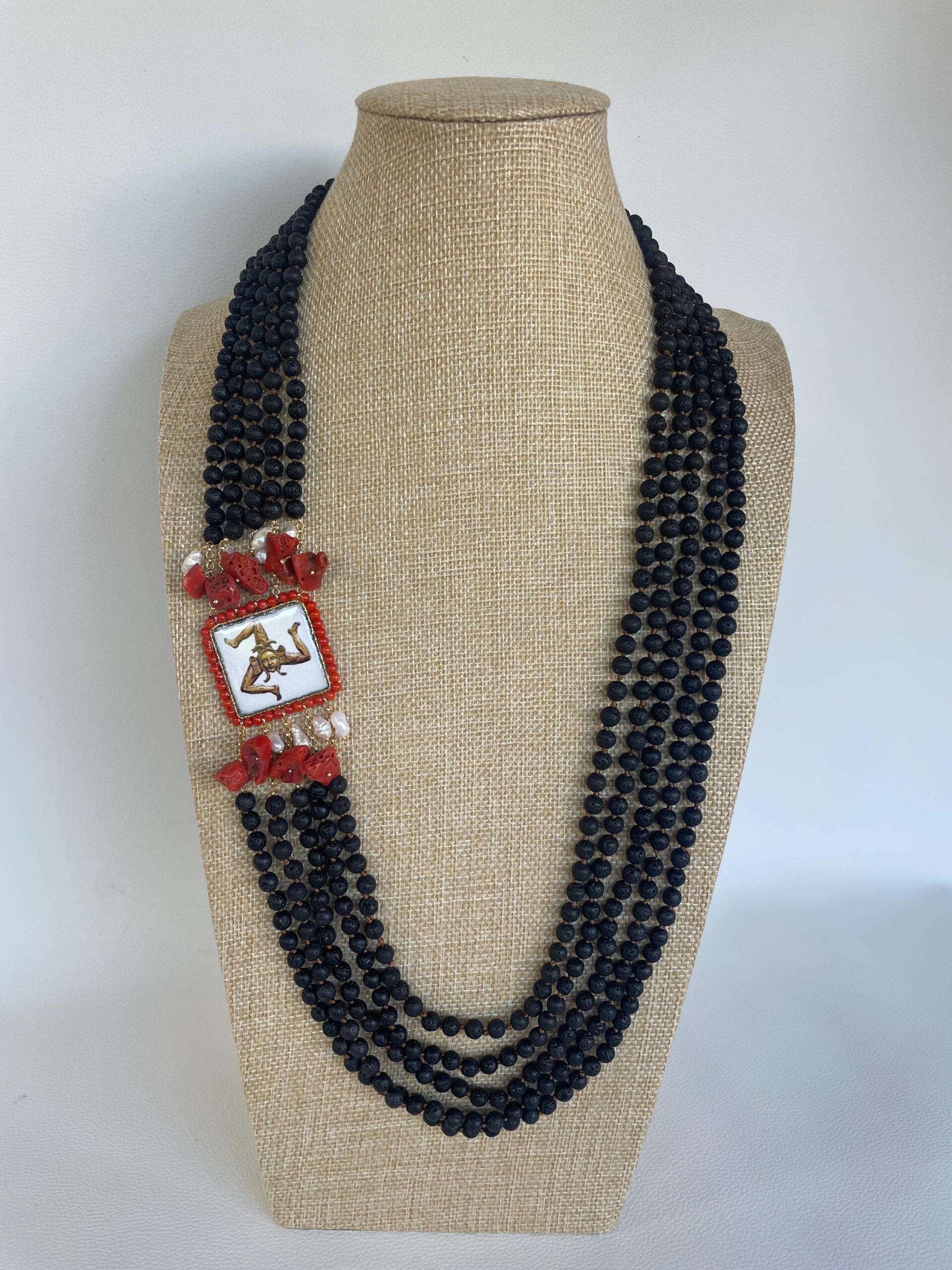 Collana siciliana multifilo, 5 fili di pietra lavica, collana annodata a mano, mattonella Caltagirone raffigurante Trinacria. Collane con Mattonelle Caltagirone
