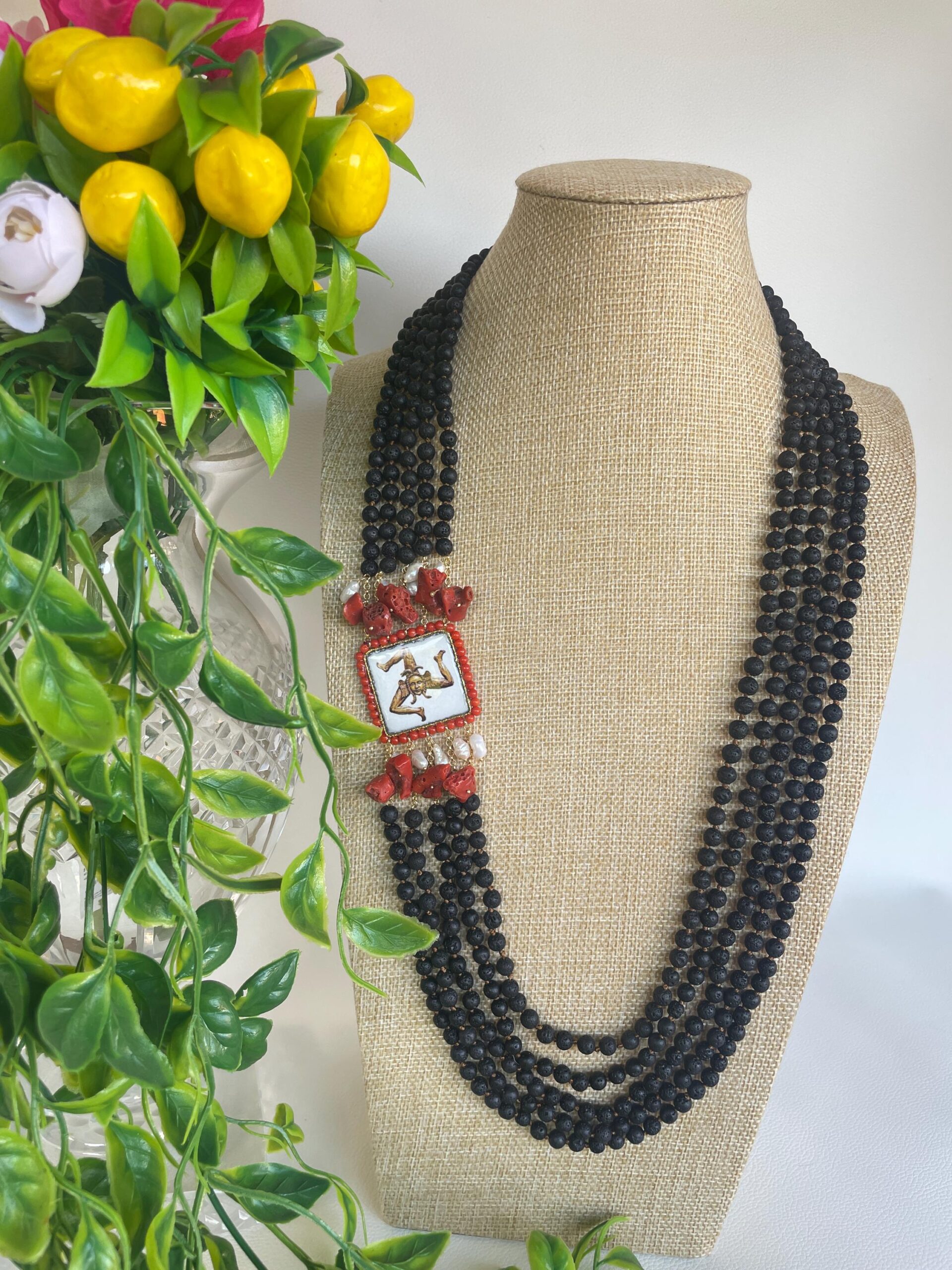 Collana siciliana multifilo, 5 fili di pietra lavica, collana annodata a mano, mattonella Caltagirone raffigurante Trinacria. Collane con Mattonelle Caltagirone