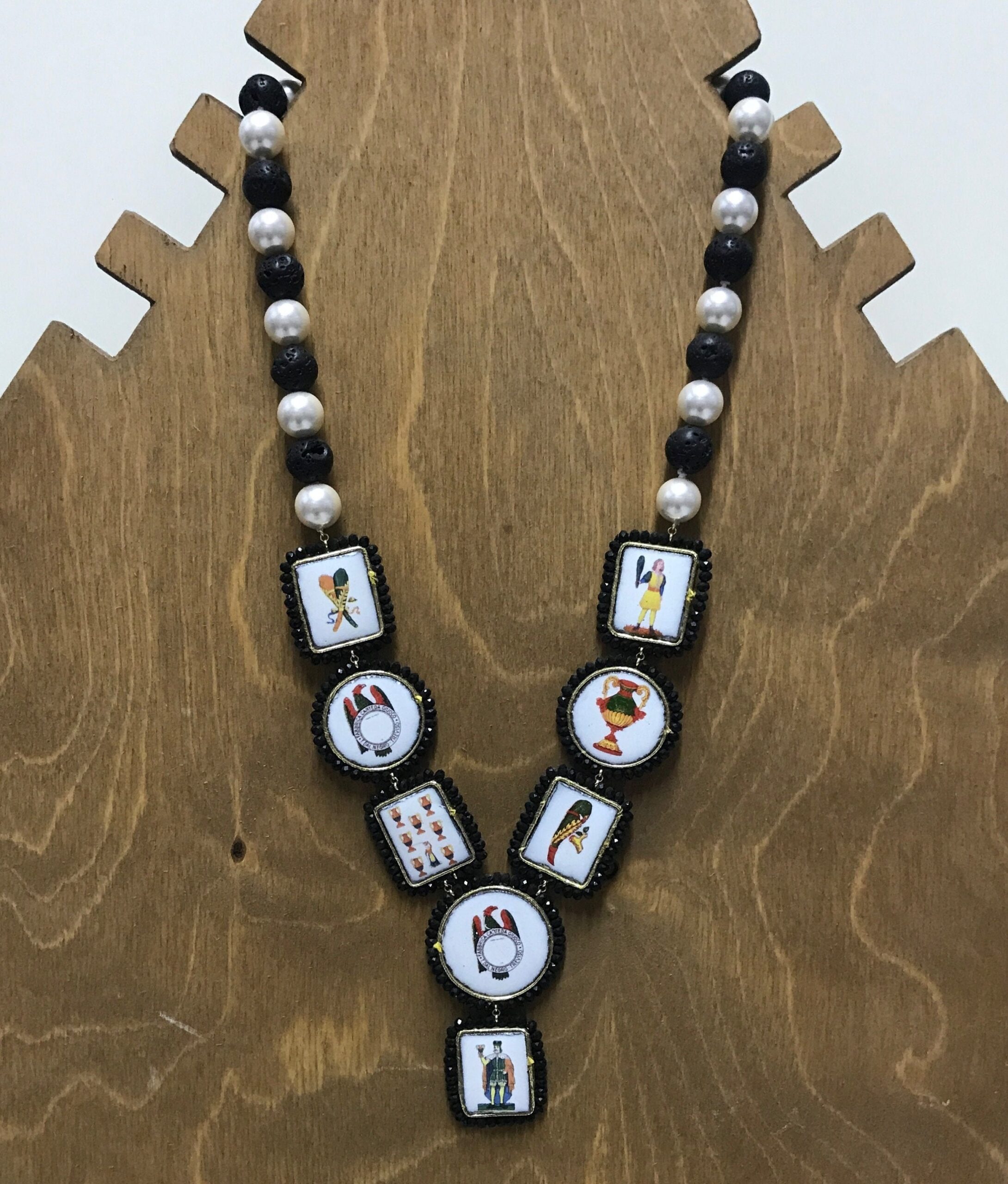 Collana siciliana con lava, perle e mattonelle siciliane in ceramica di Caltagirone. carte da gioco, regalo per lei. Collane con Mattonelle Caltagirone