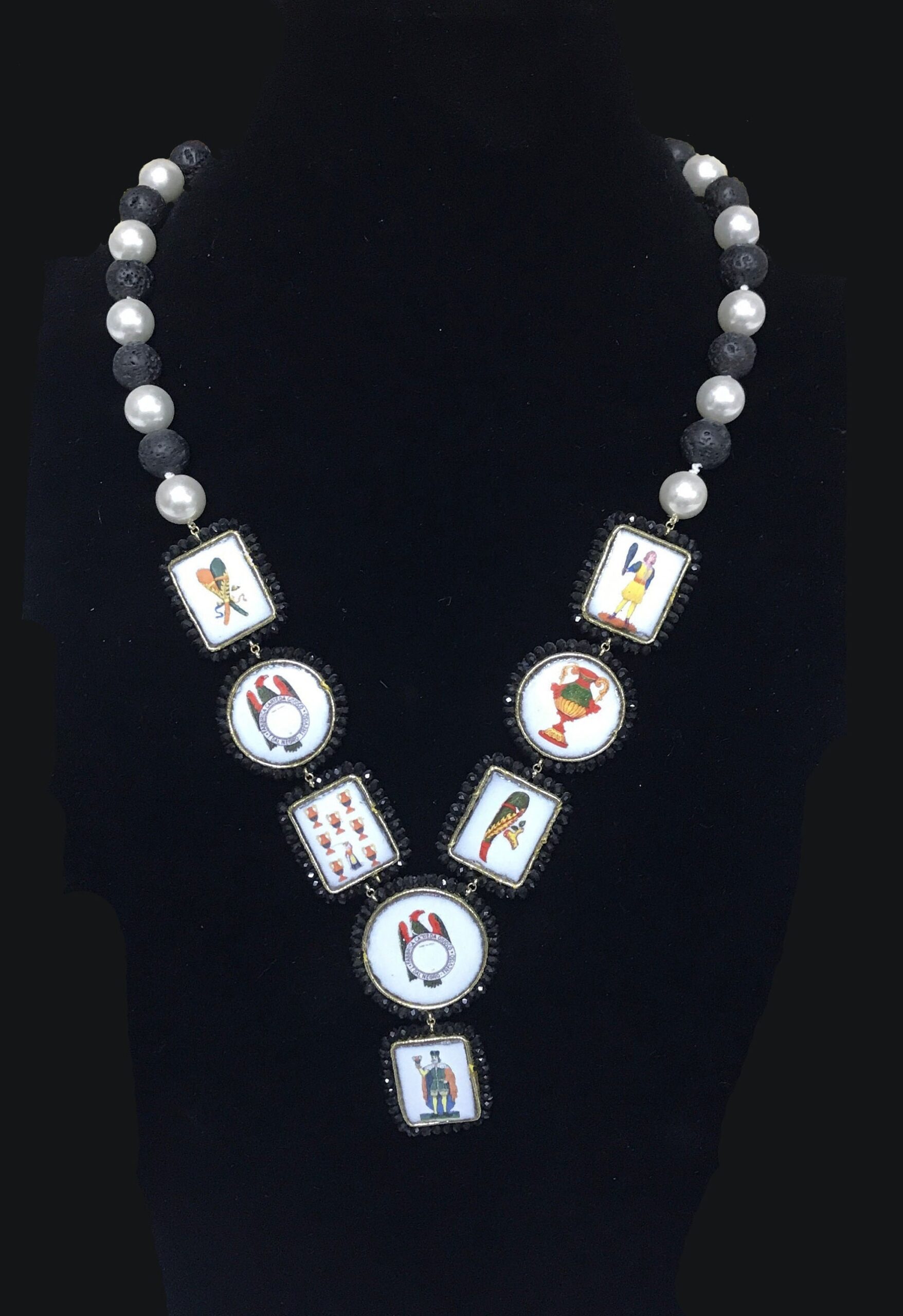 Collana siciliana con lava, perle e mattonelle siciliane in ceramica di Caltagirone. carte da gioco, regalo per lei. Collane con Mattonelle Caltagirone