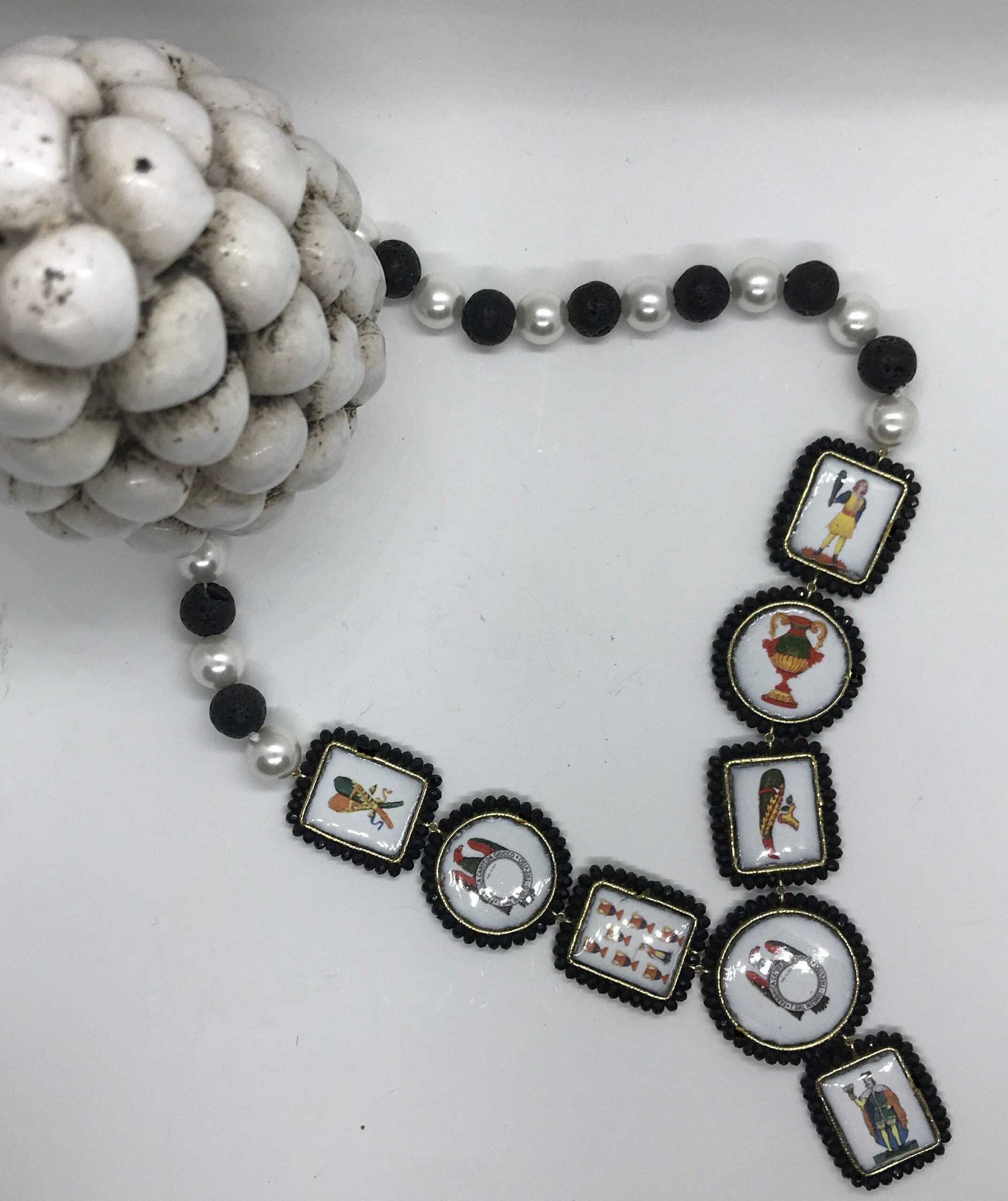 Collana siciliana con lava, perle e mattonelle siciliane in ceramica di Caltagirone. carte da gioco, regalo per lei. Collane con Mattonelle Caltagirone