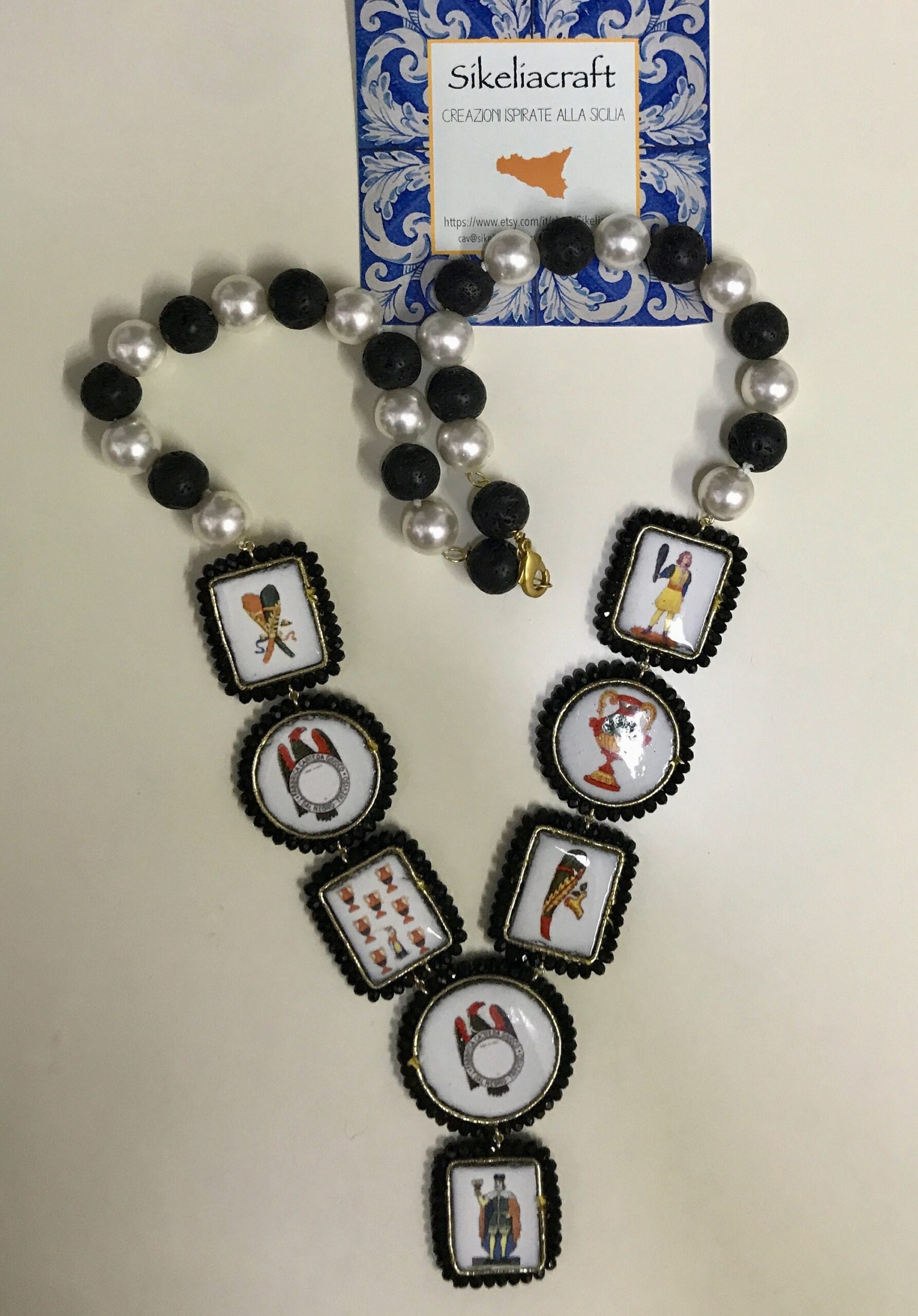 Collana siciliana con lava, perle e mattonelle siciliane in ceramica di Caltagirone. carte da gioco, regalo per lei. Collane con Mattonelle Caltagirone