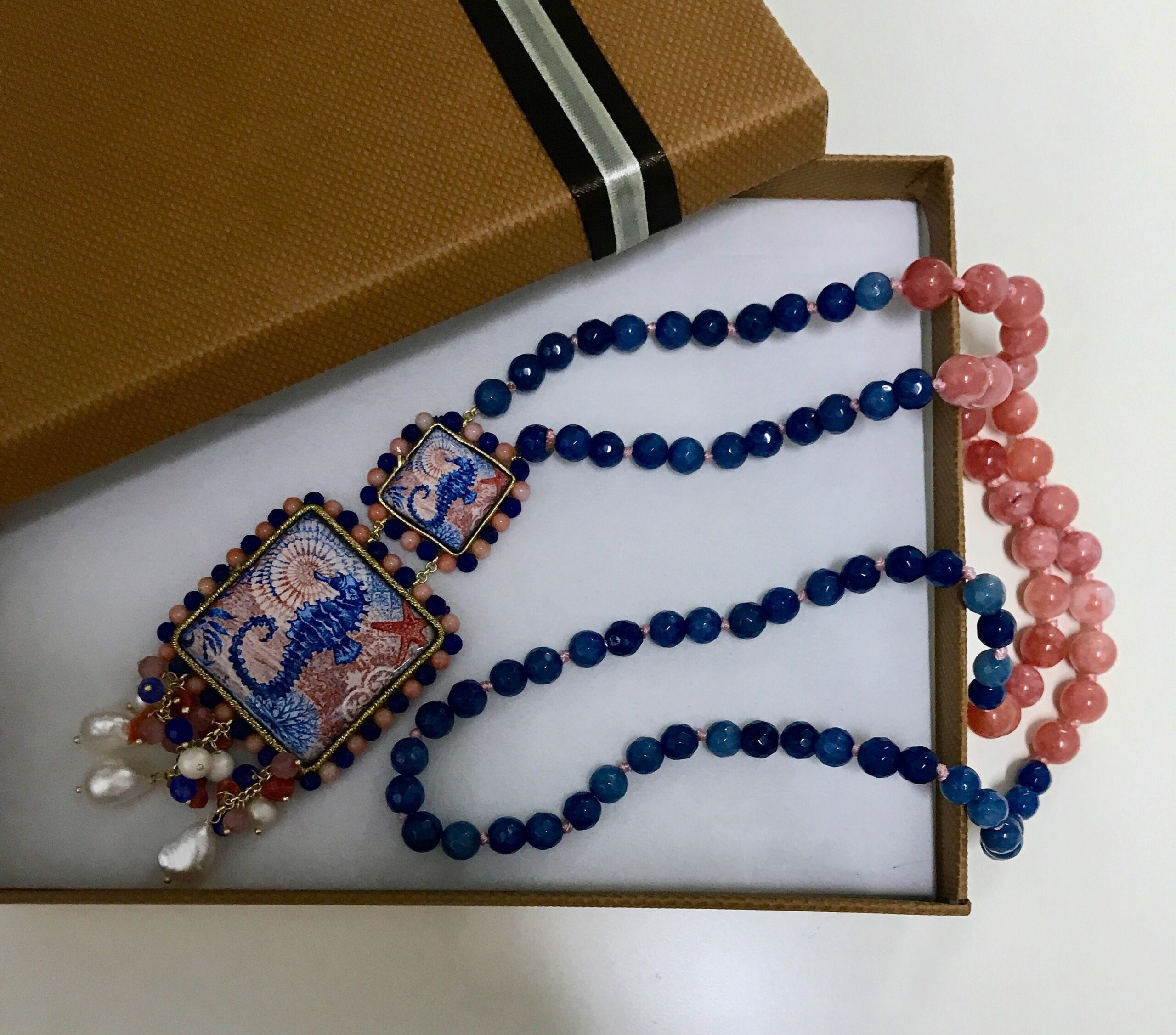 Collana siciliana con perle miste, agata rosa e agata blu, mattonelle di ceramica di caltagirone. regalo ragazza. Collane con Mattonelle Caltagirone