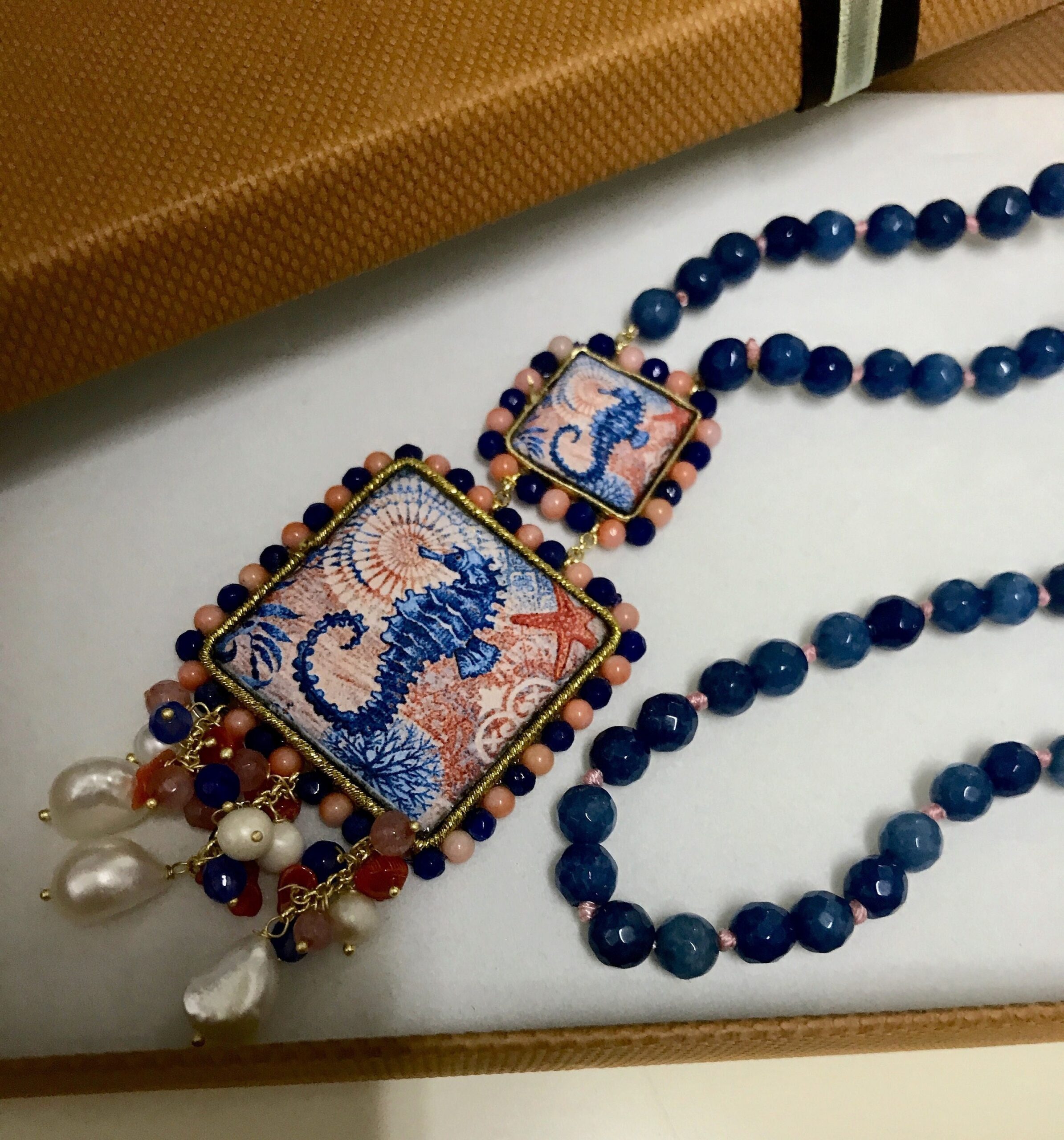 Collana siciliana con perle miste, agata rosa e agata blu, mattonelle di ceramica di caltagirone. regalo ragazza. Collane con Mattonelle Caltagirone