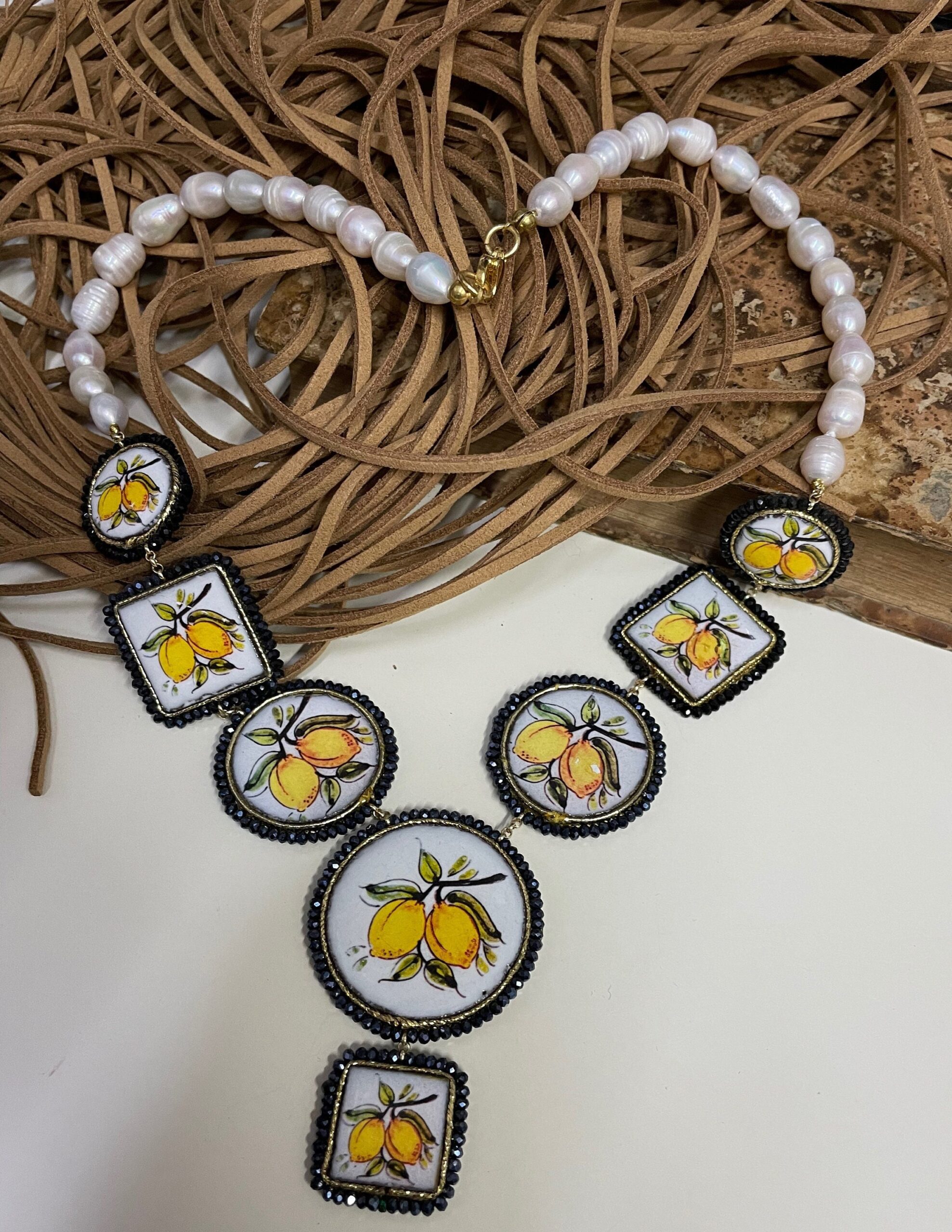 Collana siciliana con filo di perle e mattonelle in ceramica di Caltagirone, limoni. regalo per lei. Collane con Mattonelle Caltagirone
