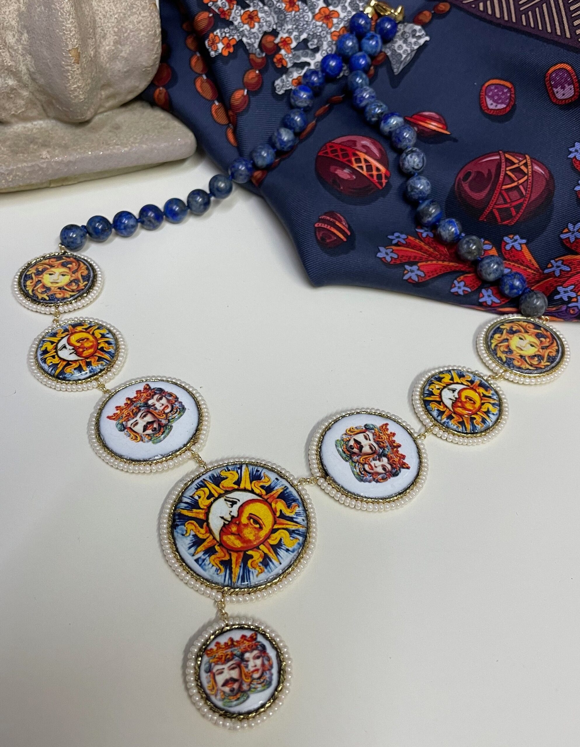 Collana siciliana con filo di lapslazzuli e mattonelle in ceramica di Caltagirone. Collane con Mattonelle Caltagirone