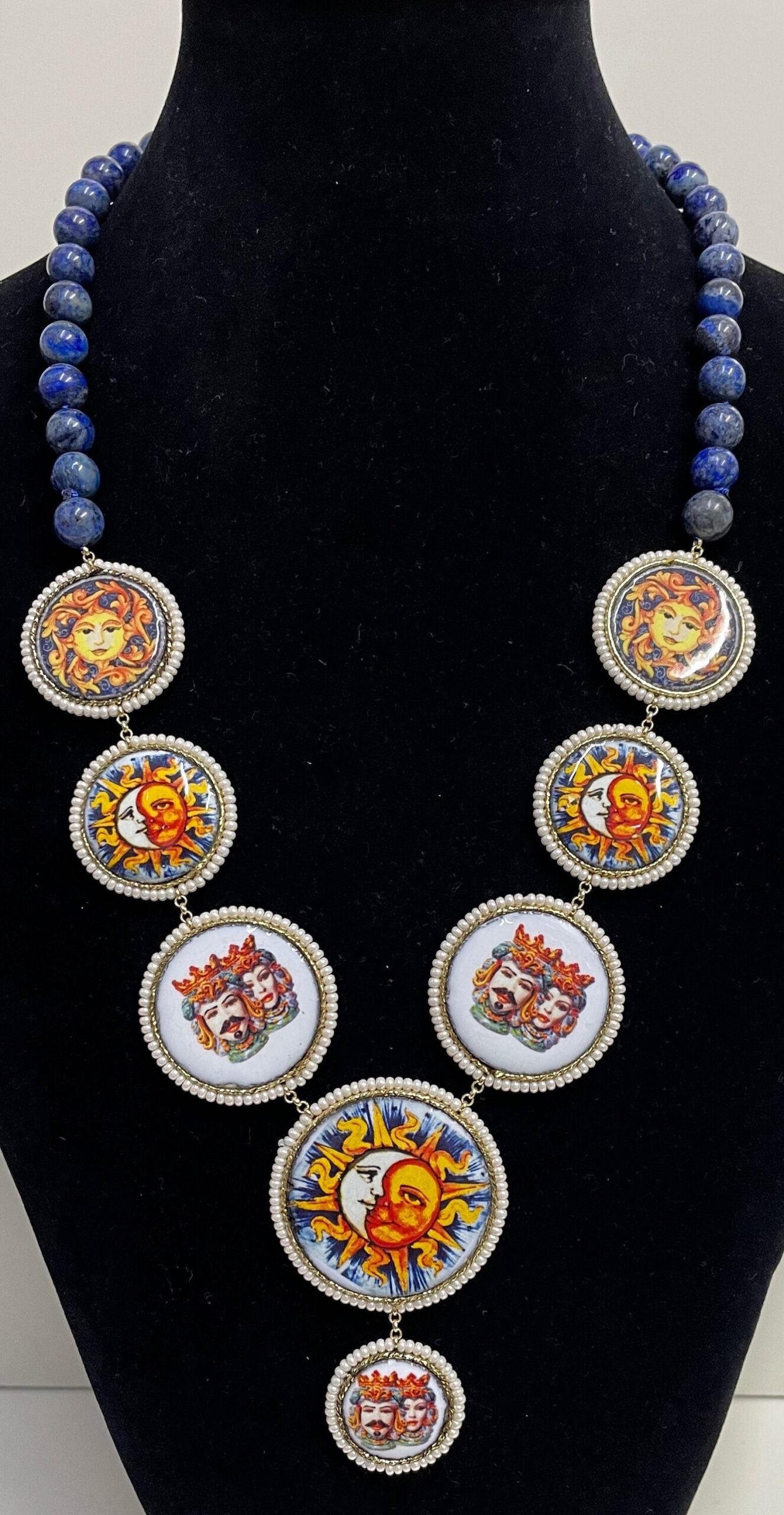 Collana siciliana con filo di lapslazzuli e mattonelle in ceramica di Caltagirone. Collane con Mattonelle Caltagirone