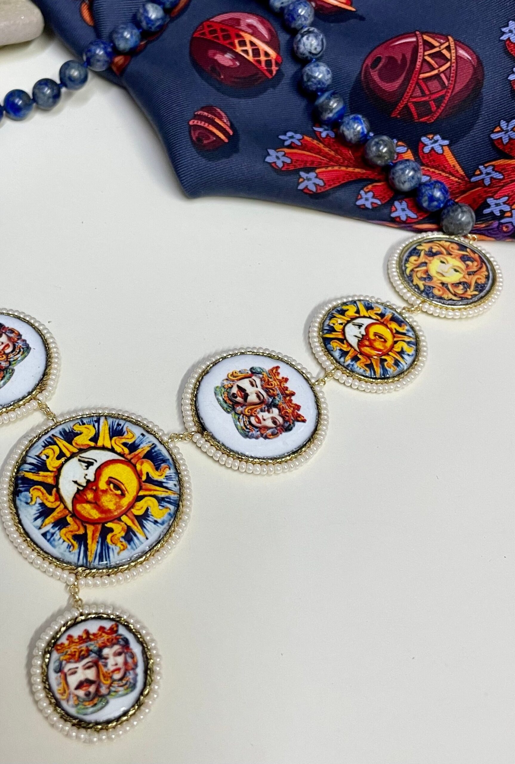 Collana siciliana con filo di lapslazzuli e mattonelle in ceramica di Caltagirone. Collane con Mattonelle Caltagirone