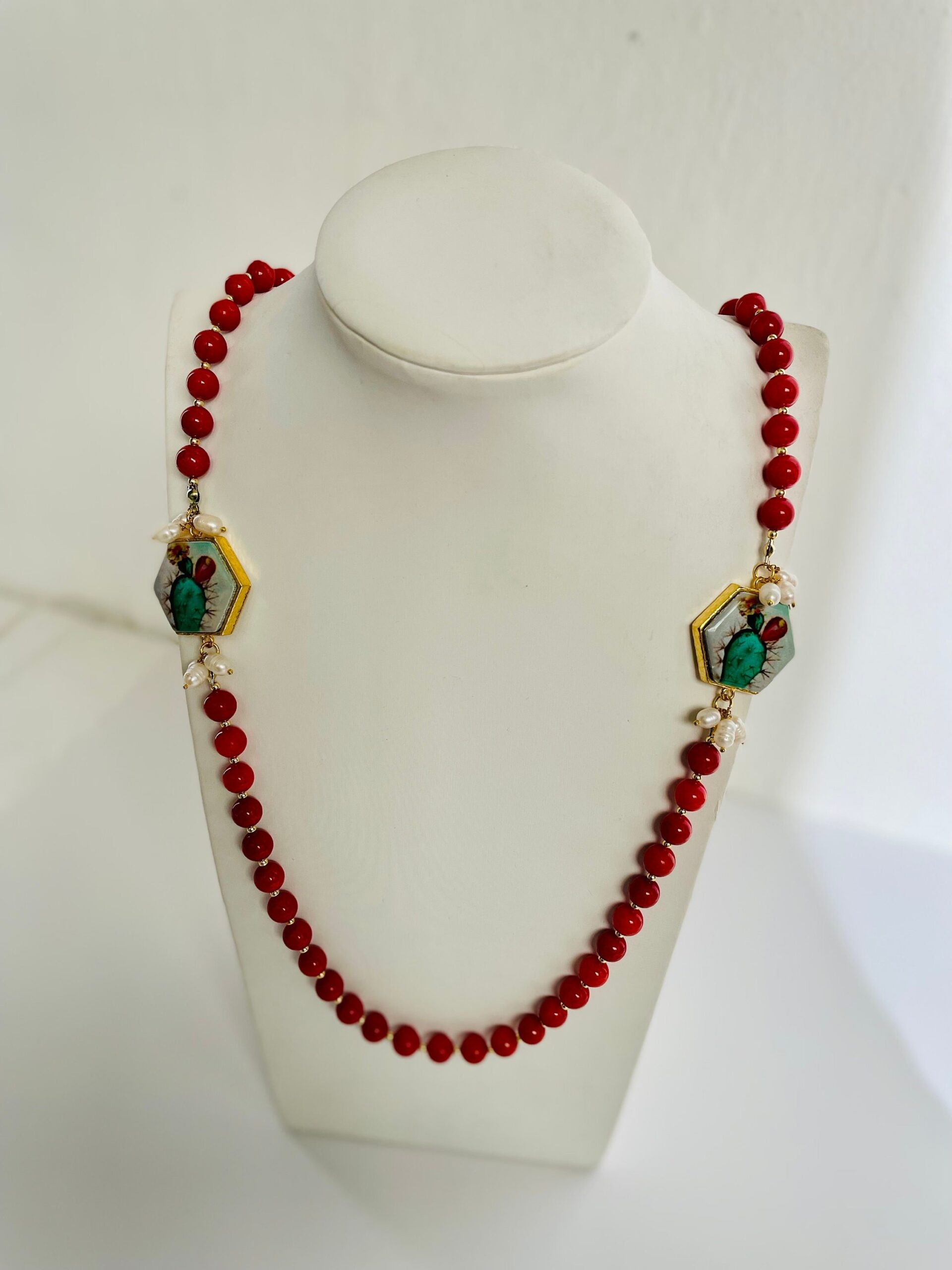 Collana siciliana di Giada malese rosso arancio e mattonelle di ceramica di Caltagirone a tema Fico d’India. Collane con Mattonelle Caltagirone