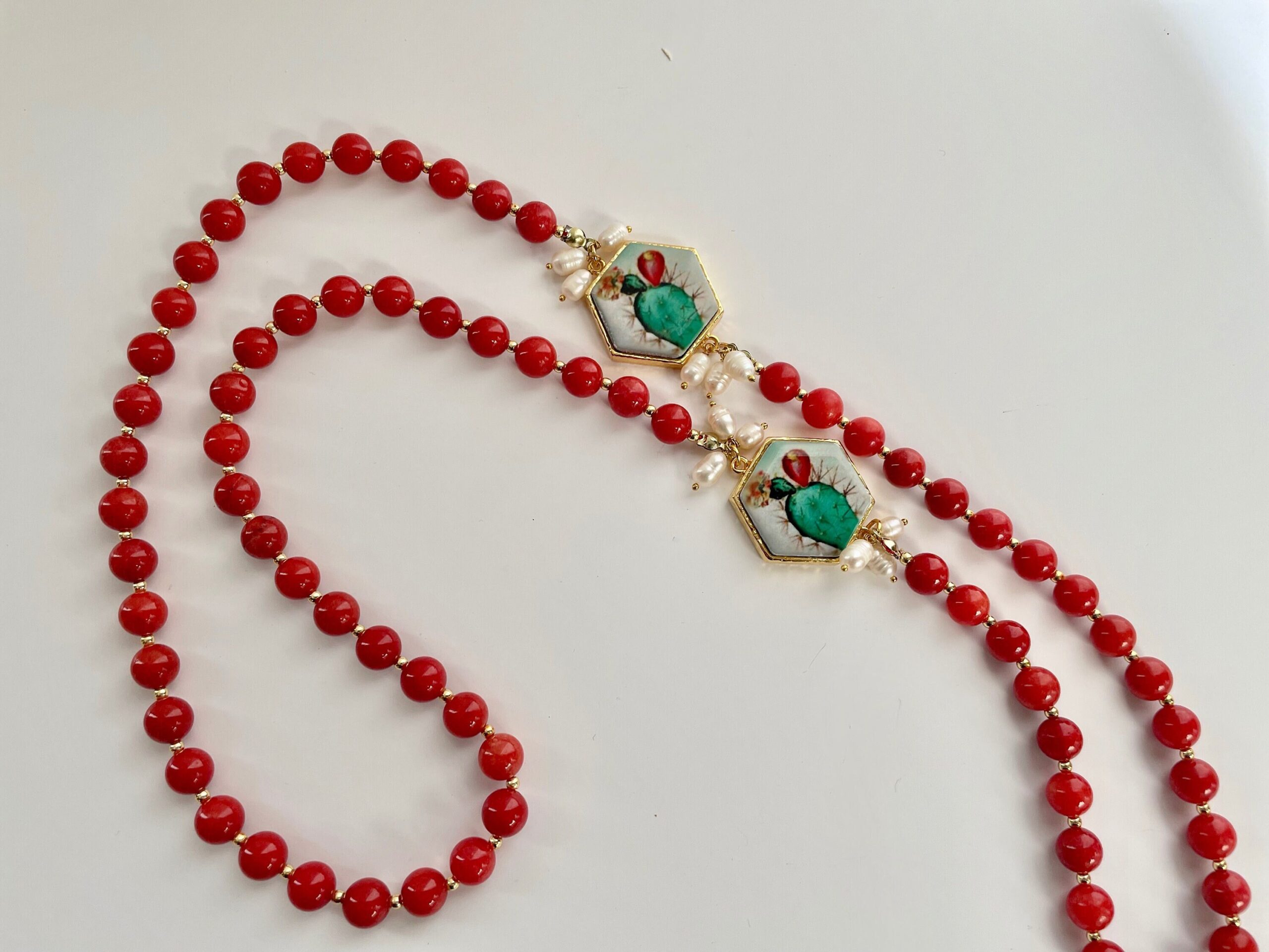 Collana siciliana di Giada malese rosso arancio e mattonelle di ceramica di Caltagirone a tema Fico d’India. Collane con Mattonelle Caltagirone