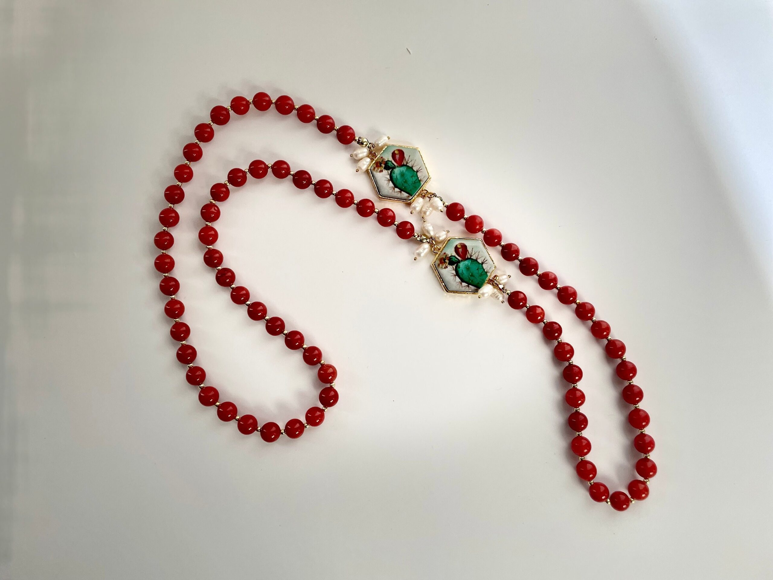 Collana siciliana di Giada malese rosso arancio e mattonelle di ceramica di Caltagirone a tema Fico d’India. Collane con Mattonelle Caltagirone
