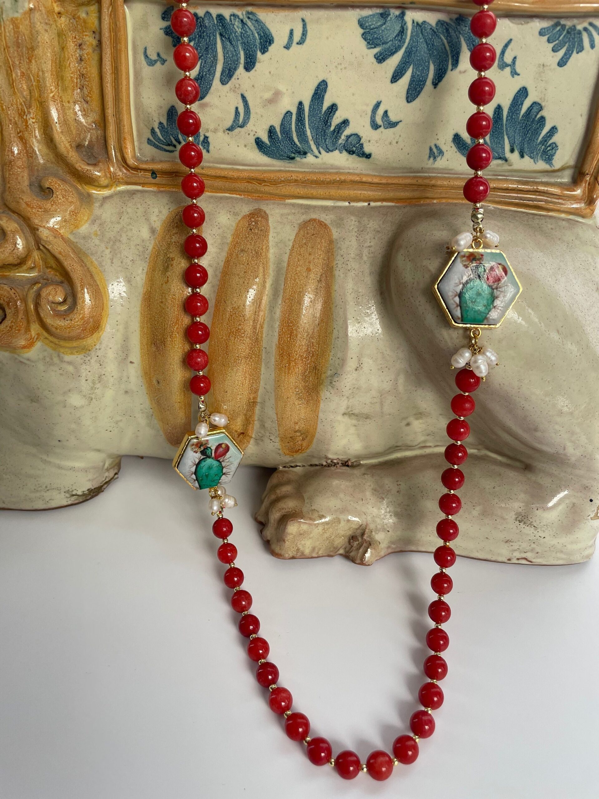 Collana siciliana di Giada malese rosso arancio e mattonelle di ceramica di Caltagirone a tema Fico d’India. Collane con Mattonelle Caltagirone