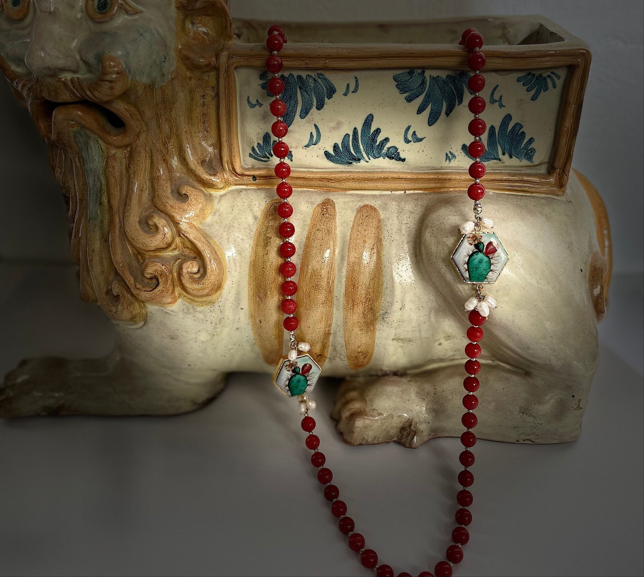 Collana siciliana di Giada malese rosso arancio e mattonelle di ceramica di Caltagirone a tema Fico d’India. Collane con Mattonelle Caltagirone