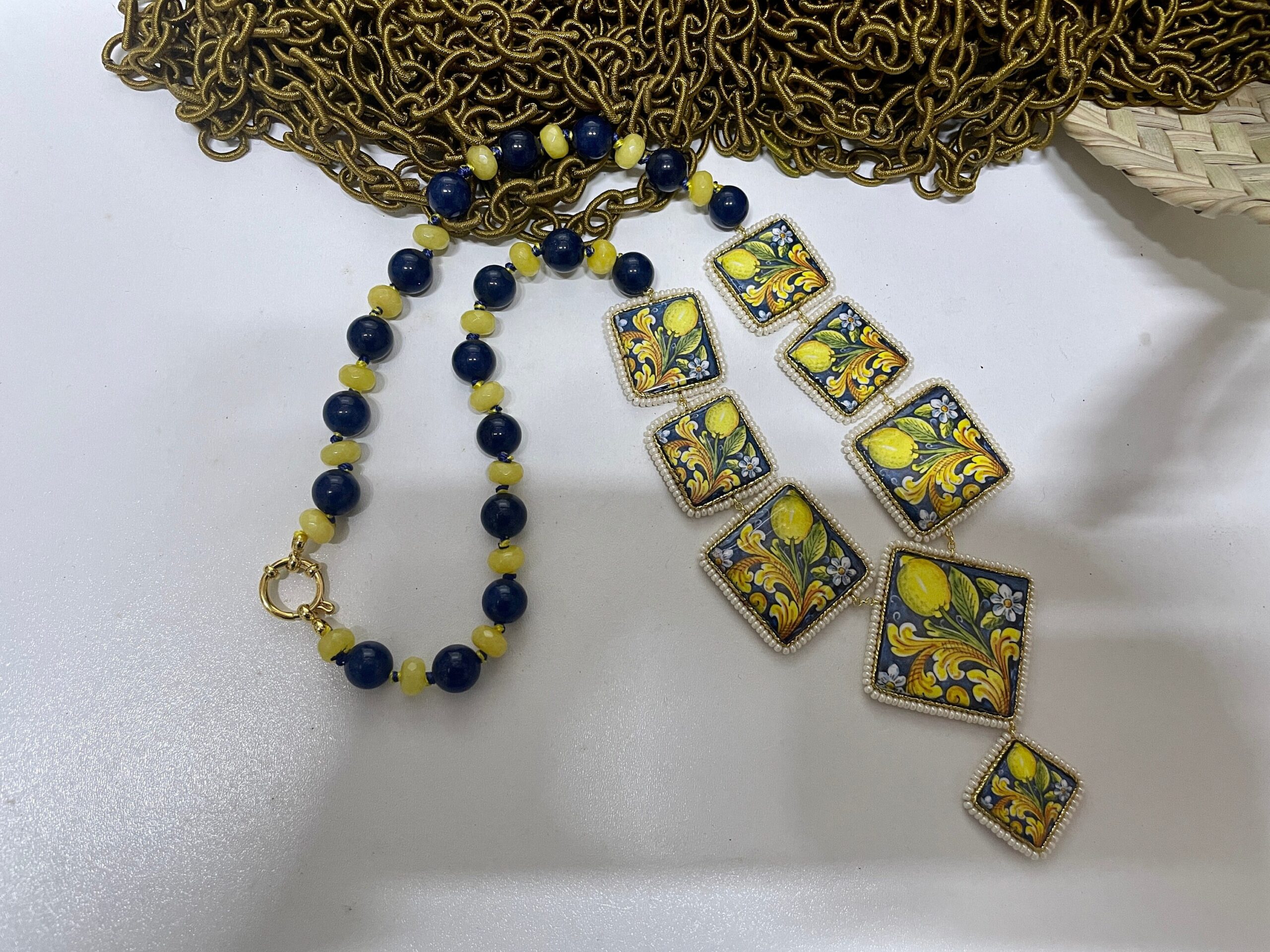 Collana siciliana con perle blu e gialle, collana limoni, collana mattonelle Caltagirone, collana importante, collana maiolica siciliana. Collane con Mattonelle Caltagirone