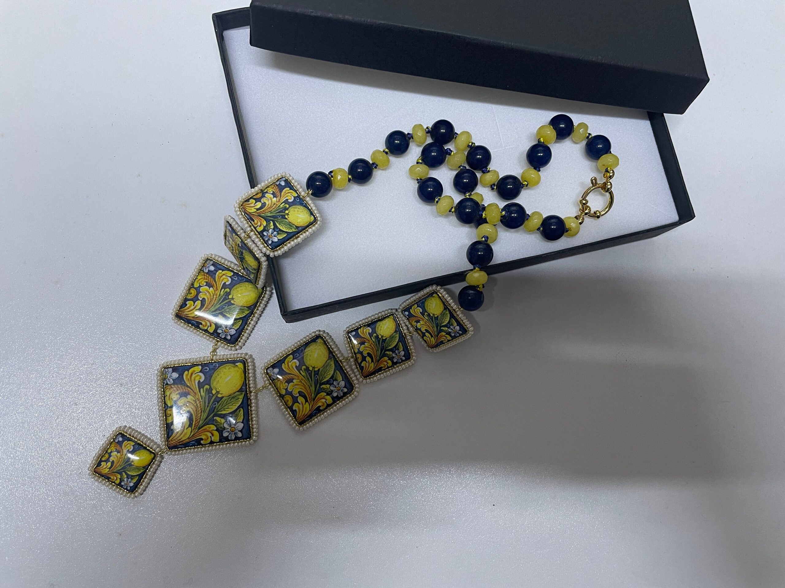 Collana siciliana con perle blu e gialle, collana limoni, collana mattonelle Caltagirone, collana importante, collana maiolica siciliana. Collane con Mattonelle Caltagirone