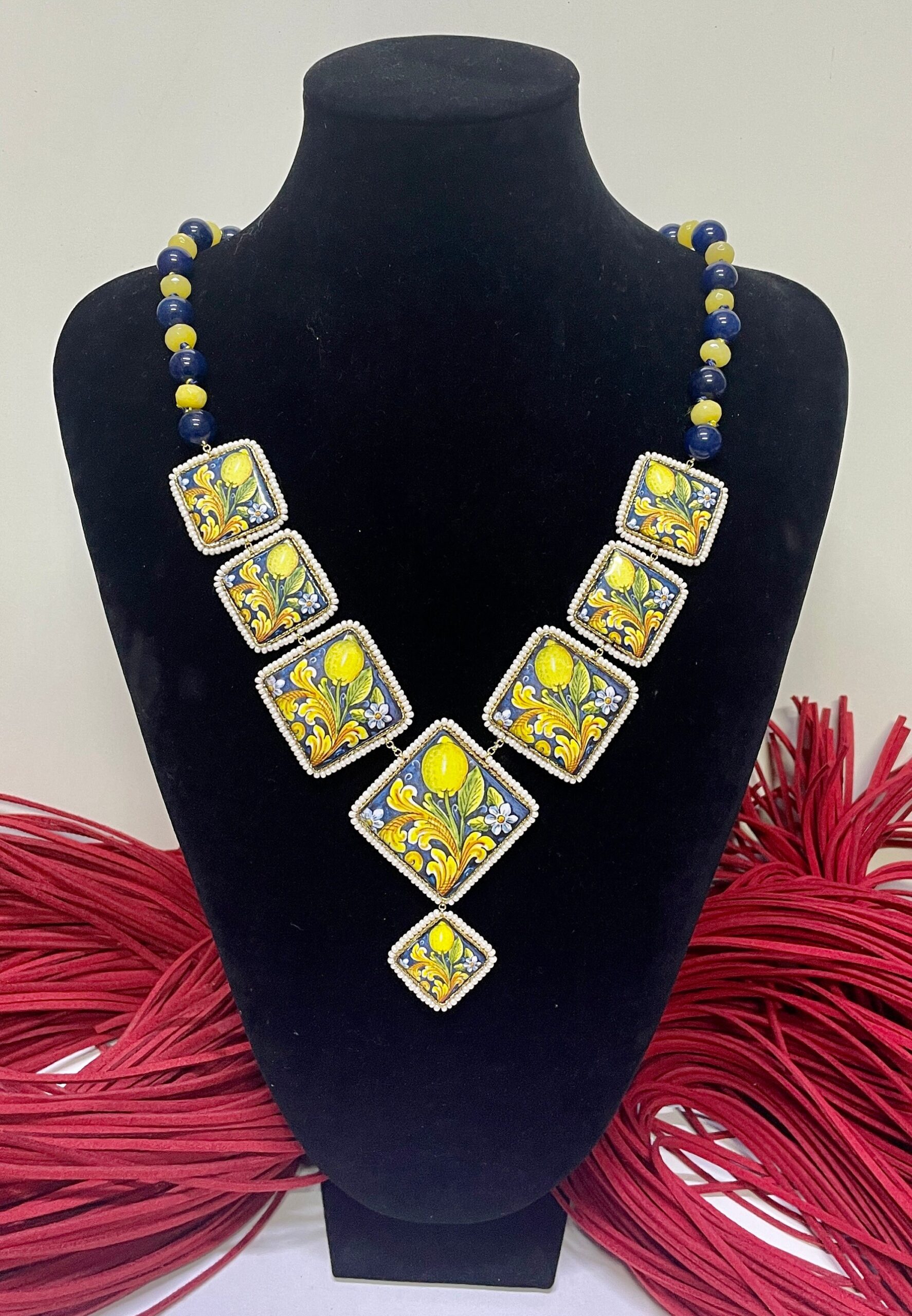 Collana siciliana con perle blu e gialle, collana limoni, collana mattonelle Caltagirone, collana importante, collana maiolica siciliana. Collane con Mattonelle Caltagirone