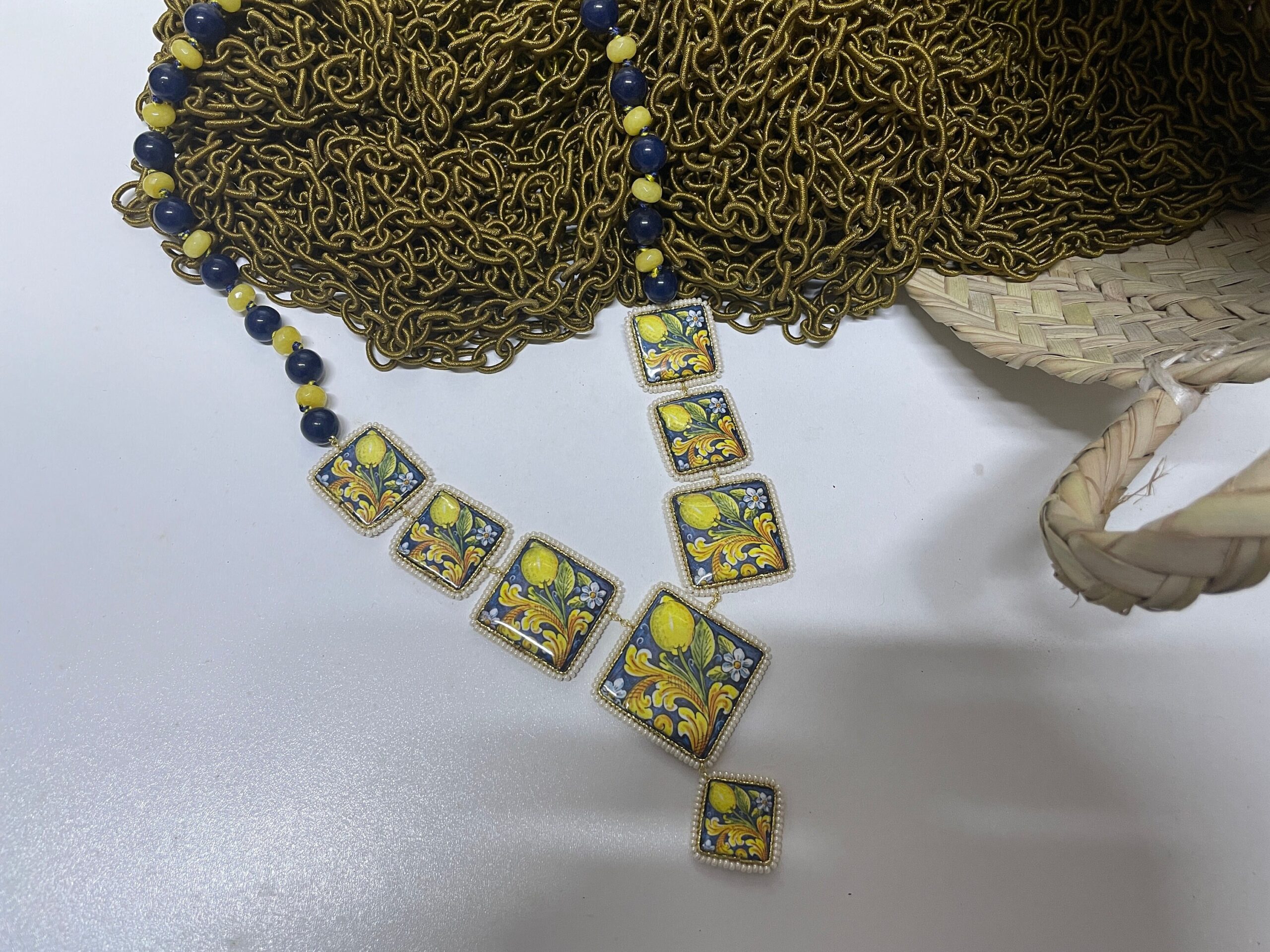 Collana siciliana con perle blu e gialle, collana limoni, collana mattonelle Caltagirone, collana importante, collana maiolica siciliana. Collane con Mattonelle Caltagirone
