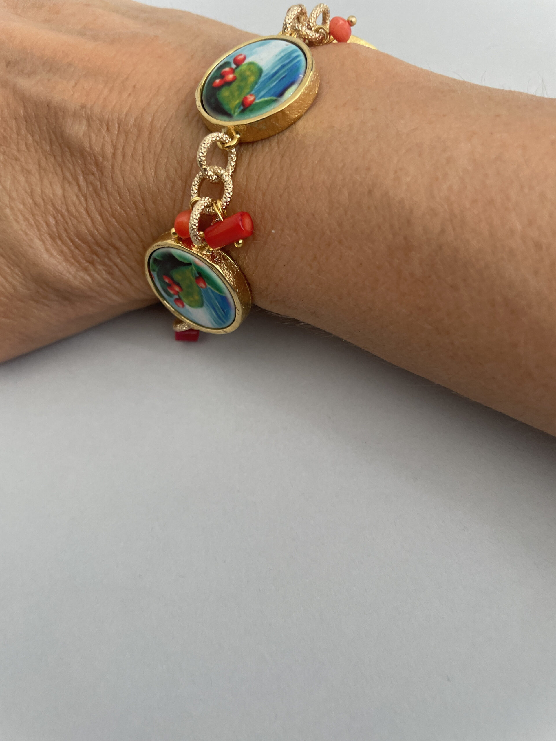 Bracciale mattonelle, Bracciale siciliano, mattonelle ceramica Caltagirone, Fico d’India, chips di corallo, catena a maglie, regalo per lei. Bracciali con Mattonelle Caltagirone
