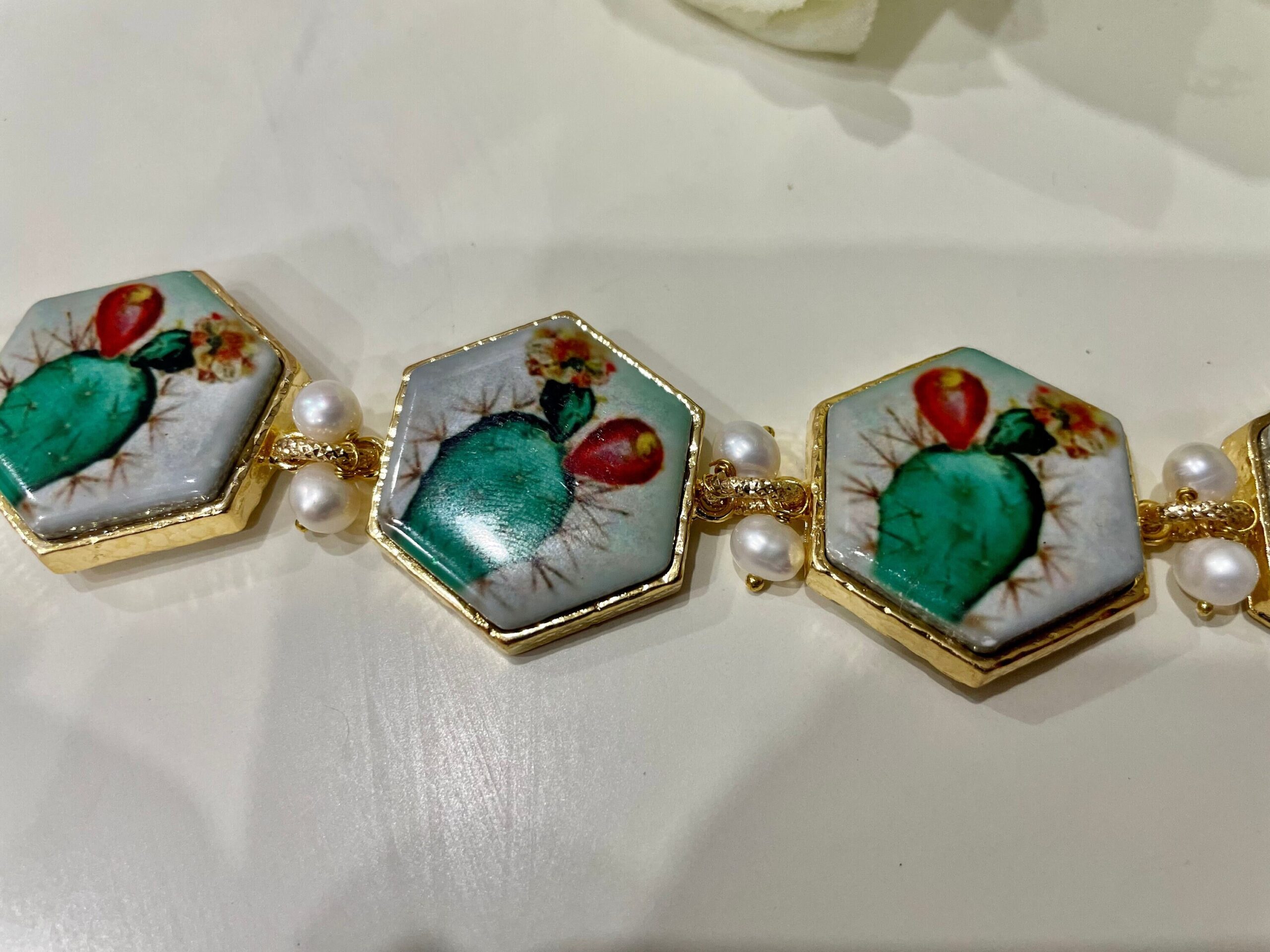 Bracciale mattonelle, Bracciale regolabile, mattonelle ceramica di Caltagirone, fichi d’india, perle di fiume, catena a maglie. Bracciali con Mattonelle Caltagirone