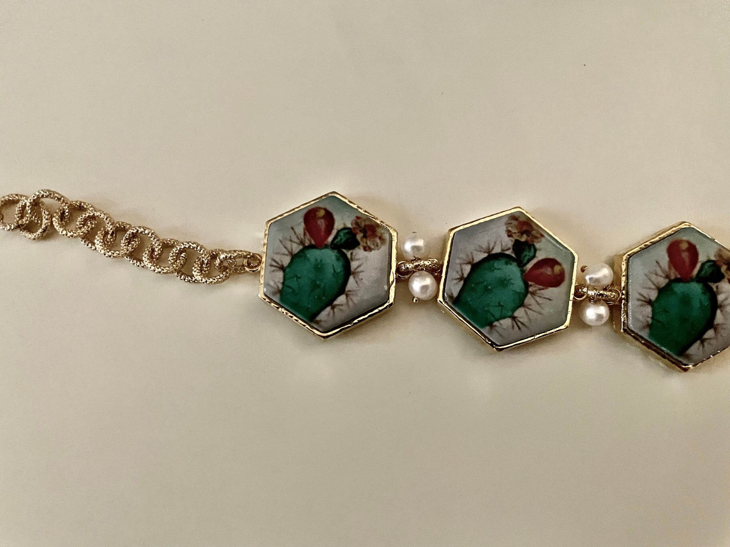 Bracciale mattonelle, Bracciale regolabile, mattonelle ceramica di Caltagirone, fichi d’india, perle di fiume, catena a maglie. Bracciali con Mattonelle Caltagirone