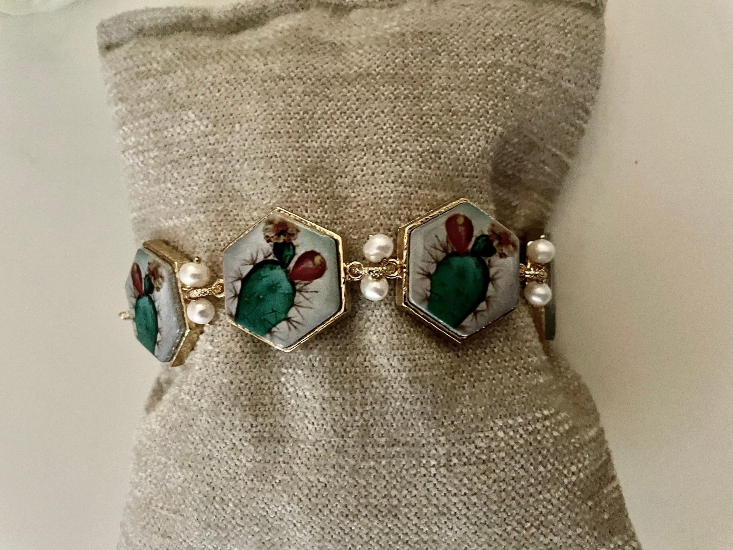 Bracciale mattonelle, Bracciale regolabile, mattonelle ceramica di Caltagirone, fichi d’india, perle di fiume, catena a maglie. Bracciali con Mattonelle Caltagirone