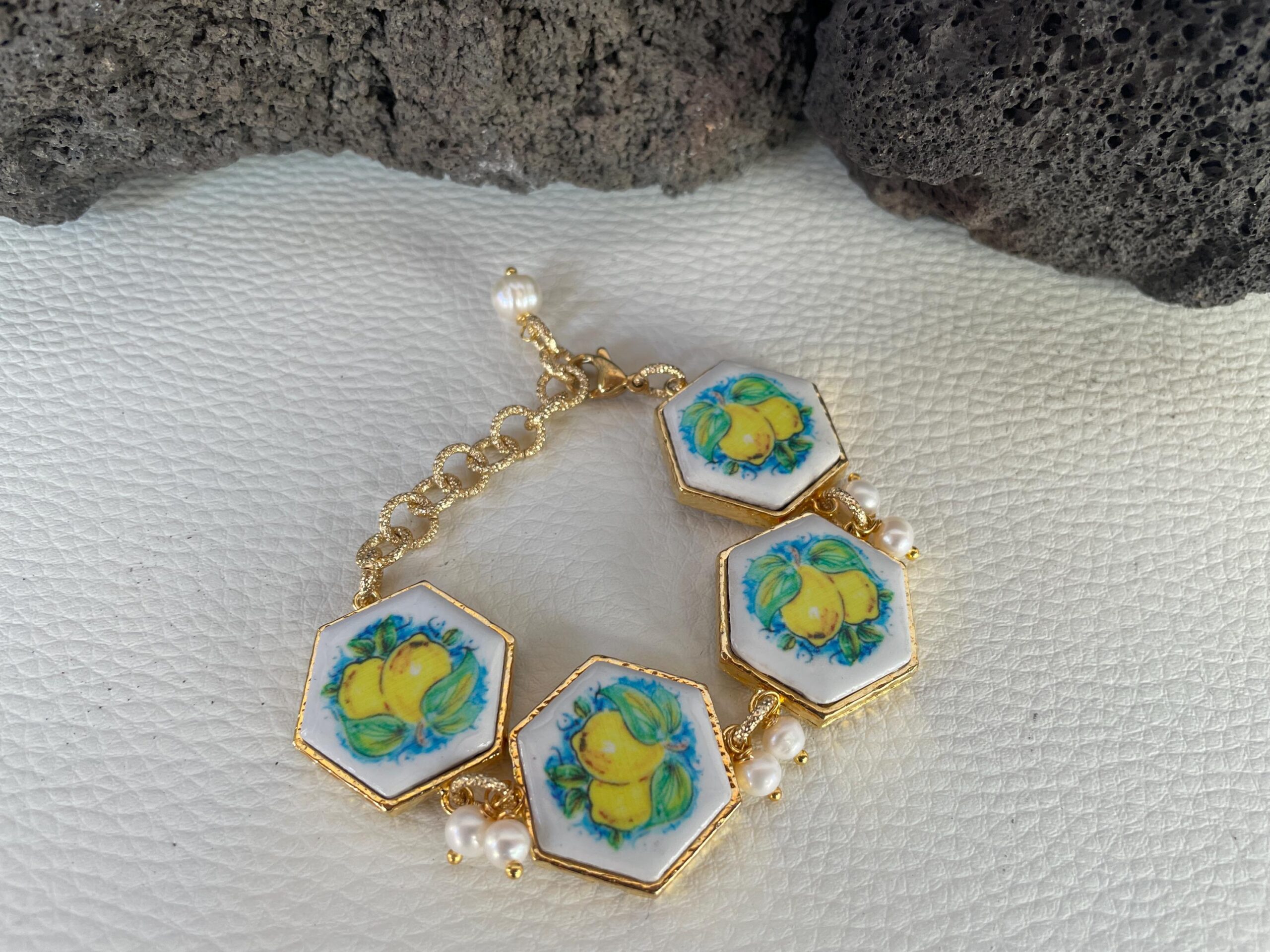 Bracciale mattonelle, Bracciale regolabile, mattonelle ceramica di Caltagirone, limoni, perle di fiume, catena a maglie. Bracciali con Mattonelle Caltagirone