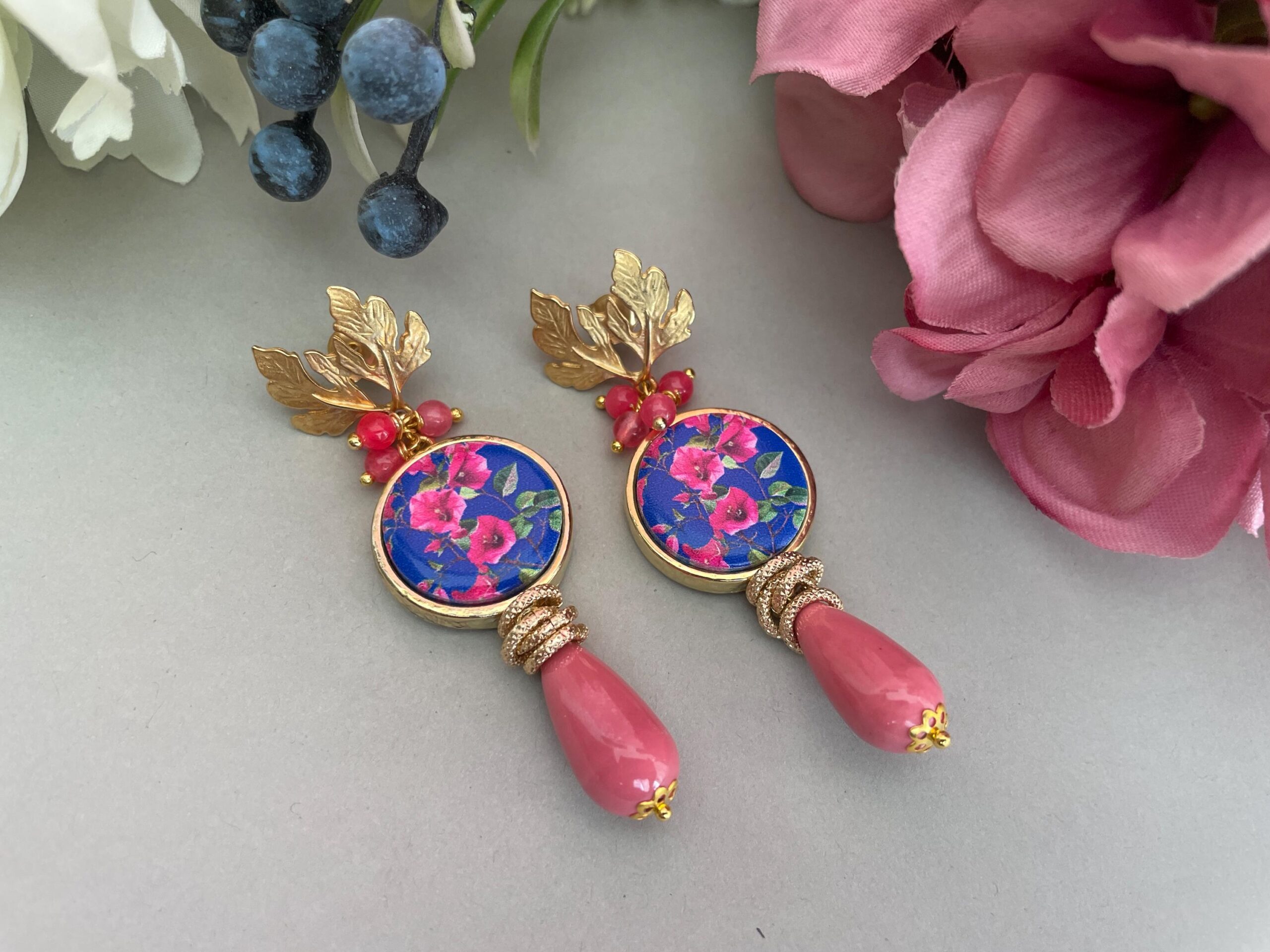 Bracciale elastico, bracciale siciliano, agata rosa, bracciale con mattonella Caltagirone decorata con Bouganvillea, bracciale rosa. Bracciali con Mattonelle Caltagirone