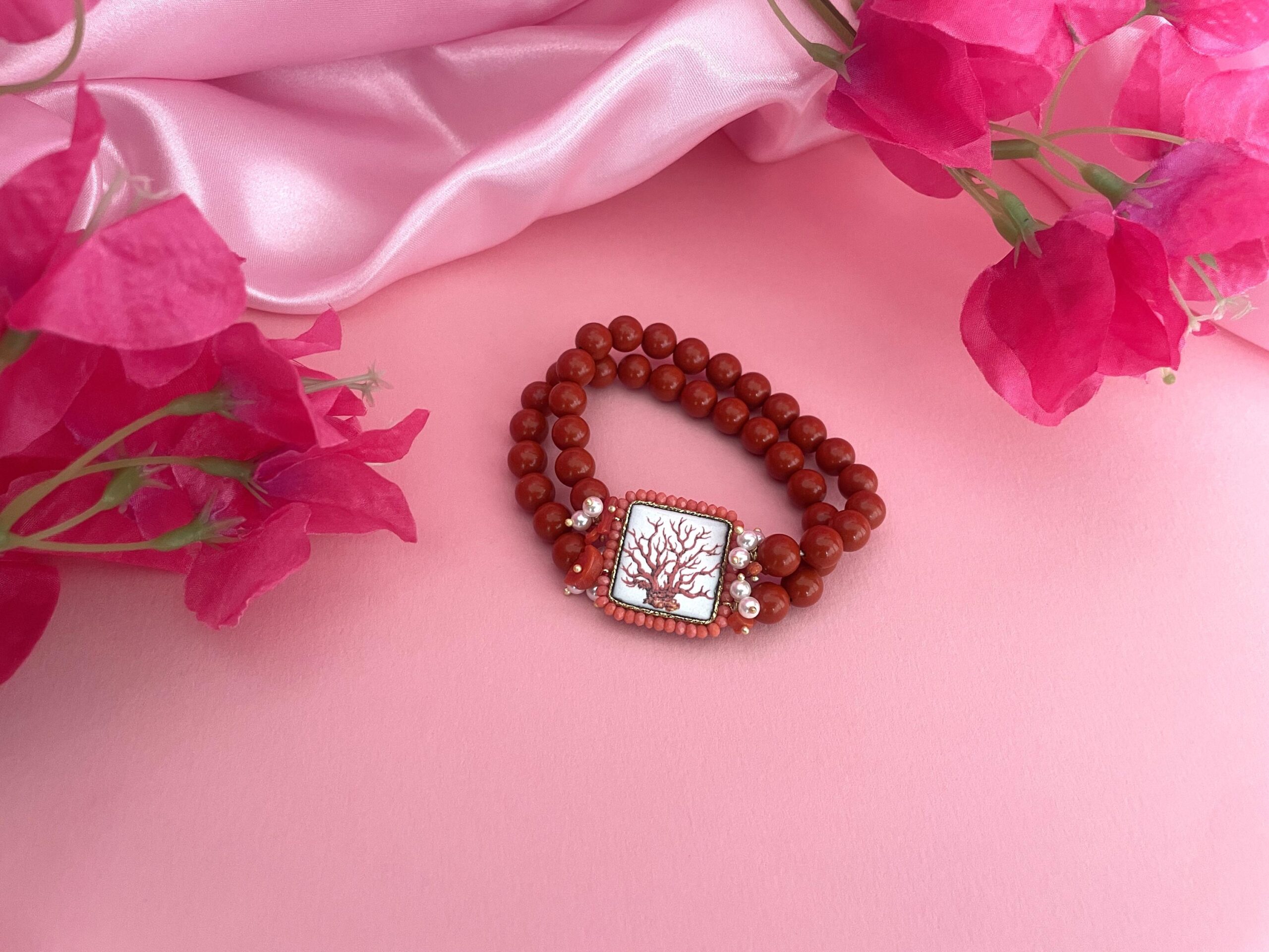 Bracciale con mattonella, Bracciale elastico, 2 fili di perle rosse, mattonella ceramica di Caltagirone. Bracciali con Mattonelle Caltagirone