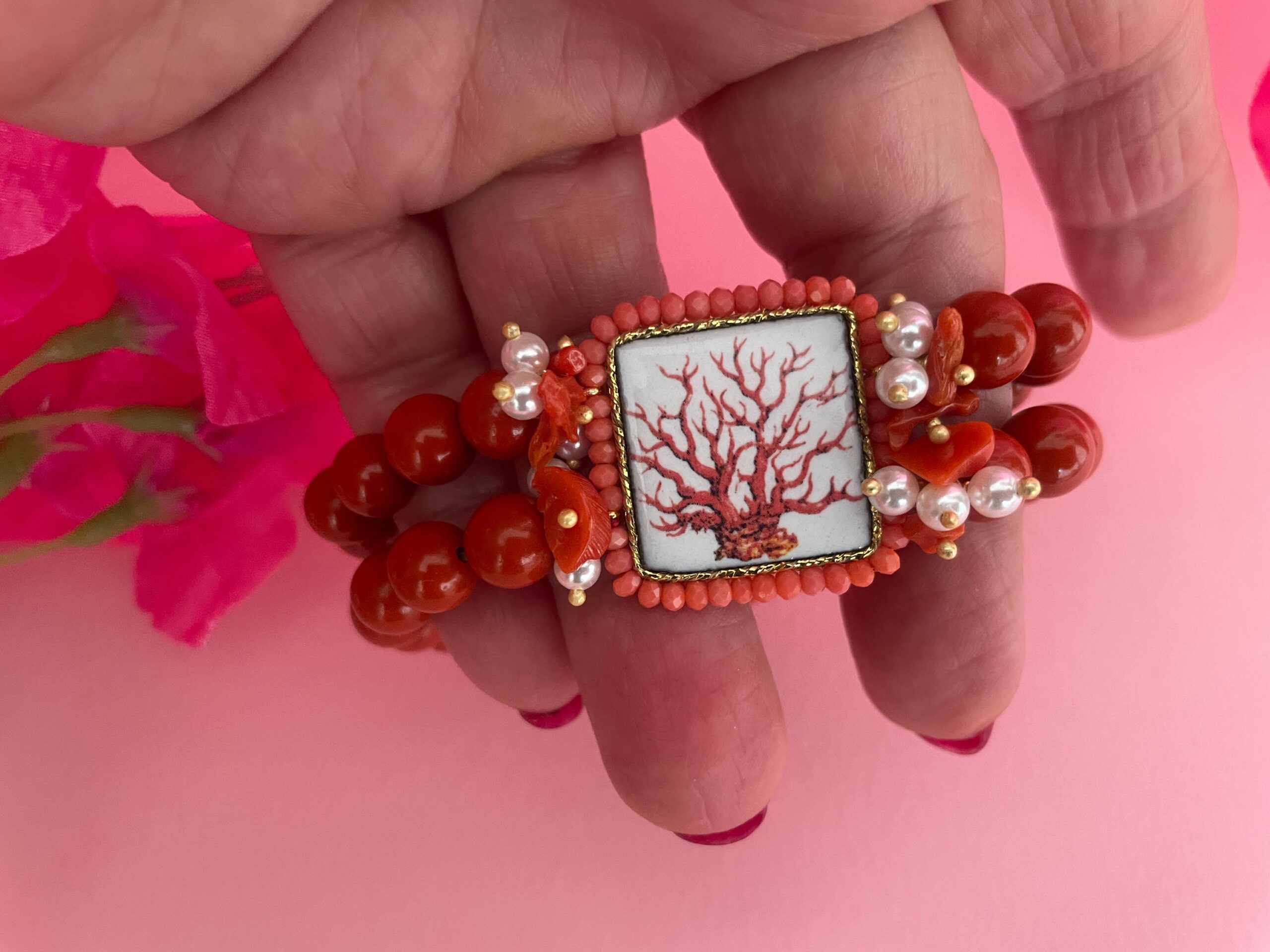 Bracciale con mattonella, Bracciale elastico, 2 fili di perle rosse, mattonella ceramica di Caltagirone. Bracciali con Mattonelle Caltagirone