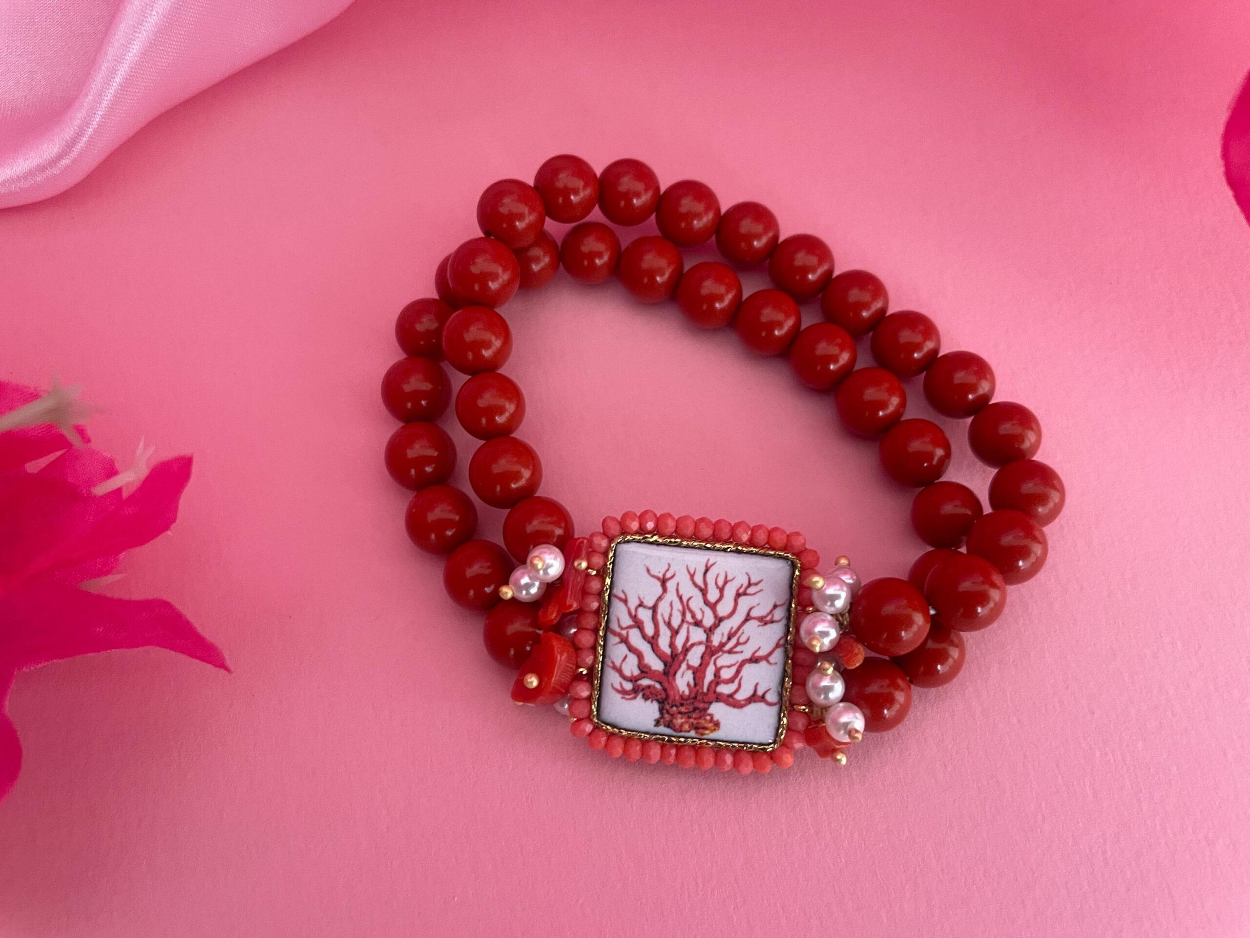 Bracciale con mattonella, Bracciale elastico, 2 fili di perle rosse, mattonella ceramica di Caltagirone. Bracciali con Mattonelle Caltagirone