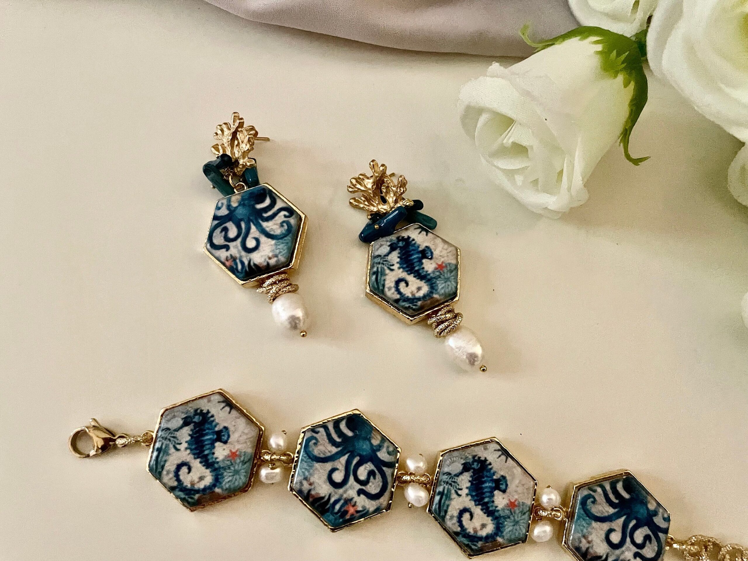 Bracciale mattonelle ceramica di caltagirone, polipo e cavalluccio marino, perle di fiume, bracciale caltagirone. regalo per lei. Bracciali con Mattonelle Caltagirone