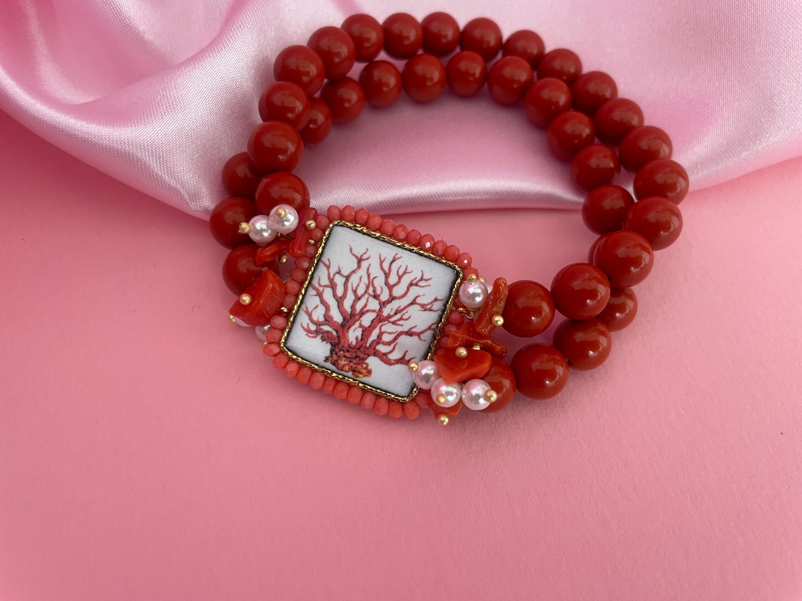 Bracciale con mattonella, Bracciale elastico, 2 fili di perle rosse, mattonella ceramica di Caltagirone. Bracciali con Mattonelle Caltagirone