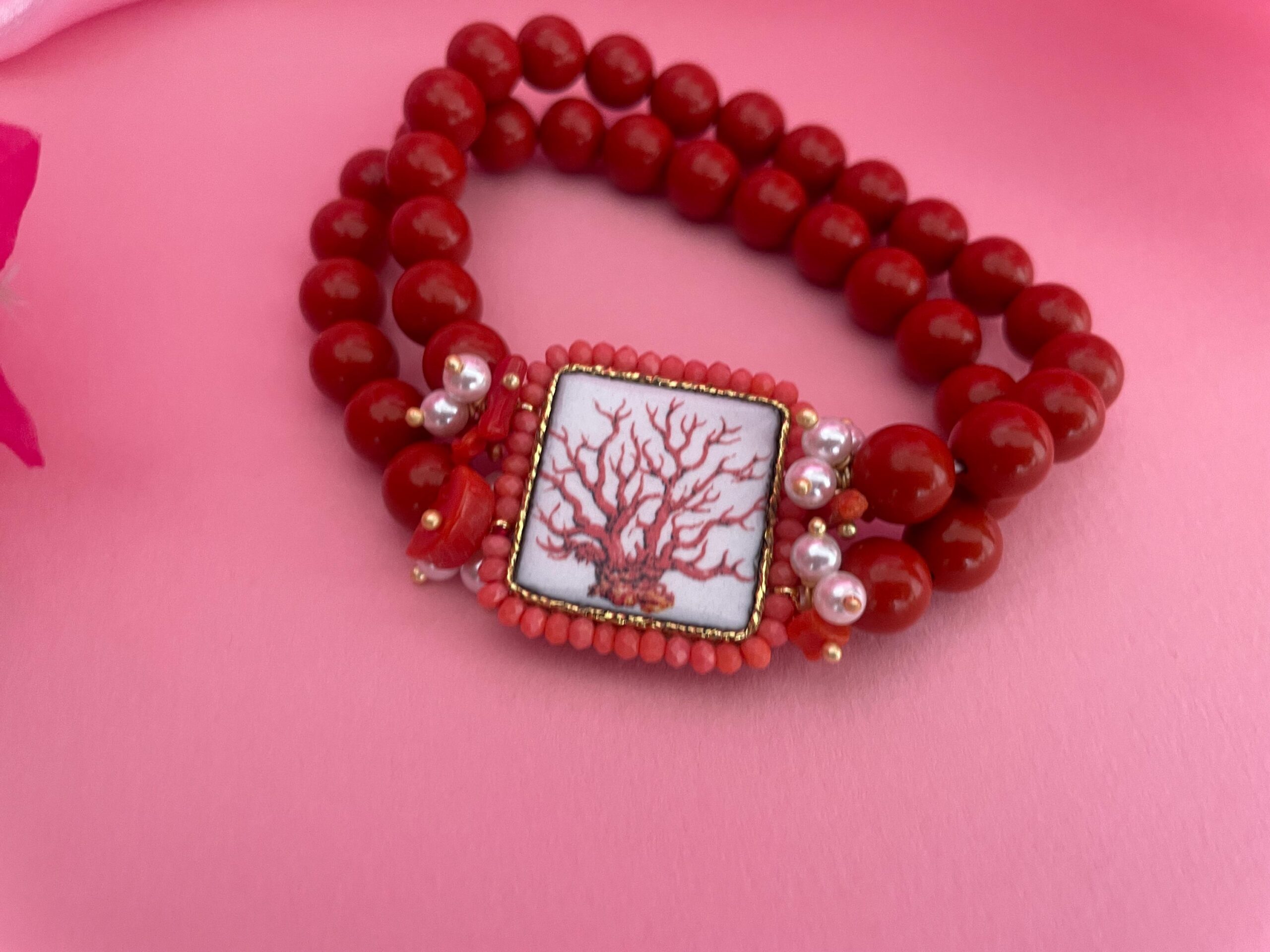 Bracciale con mattonella, Bracciale elastico, 2 fili di perle rosse, mattonella ceramica di Caltagirone. Bracciali con Mattonelle Caltagirone