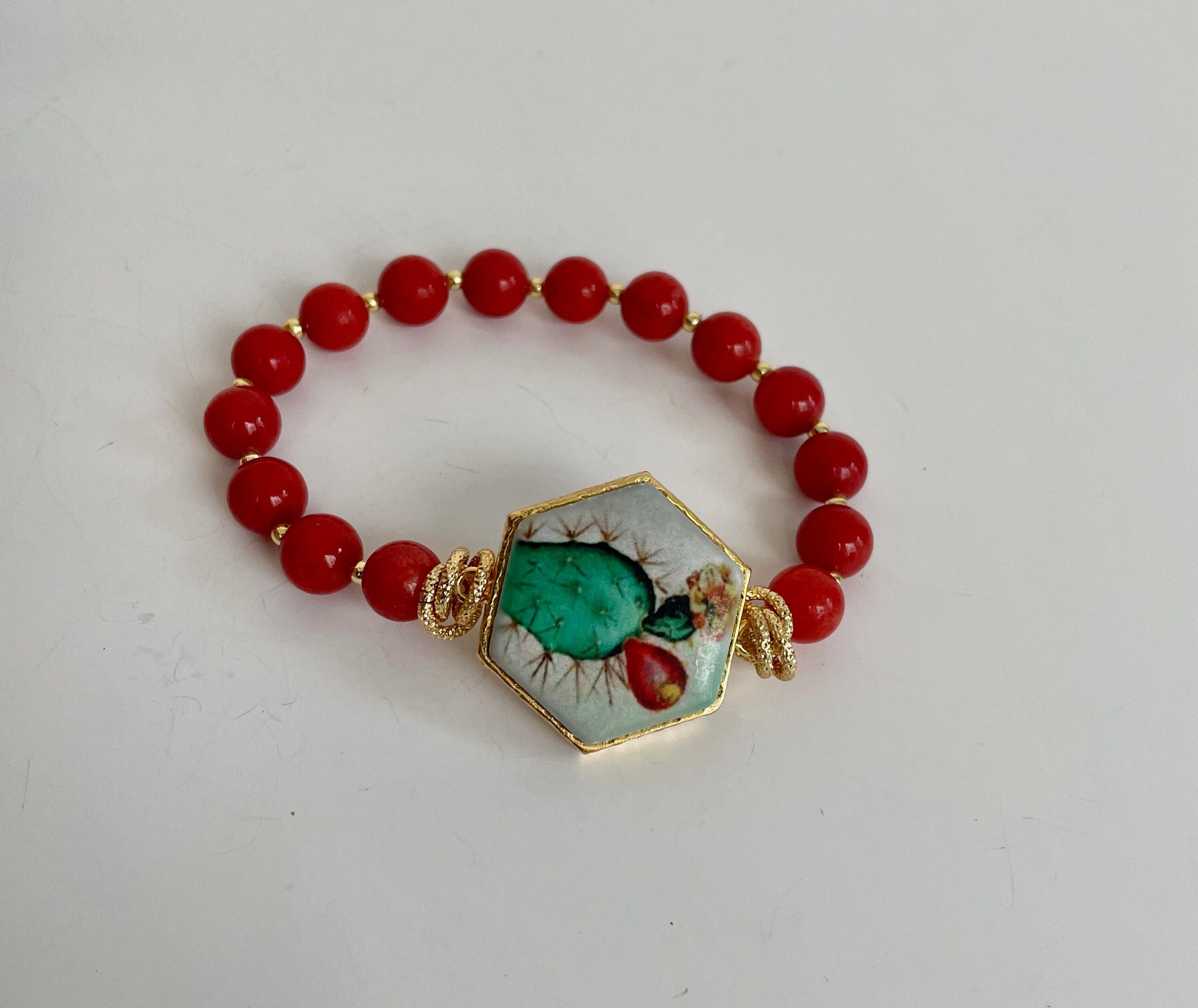 Bracciale elastico, bracciale rosso, bracciale pietre dure, giada rossa, bracciale mattonella, fico d’India ceramica di Caltagirone. Bracciali con Mattonelle Caltagirone