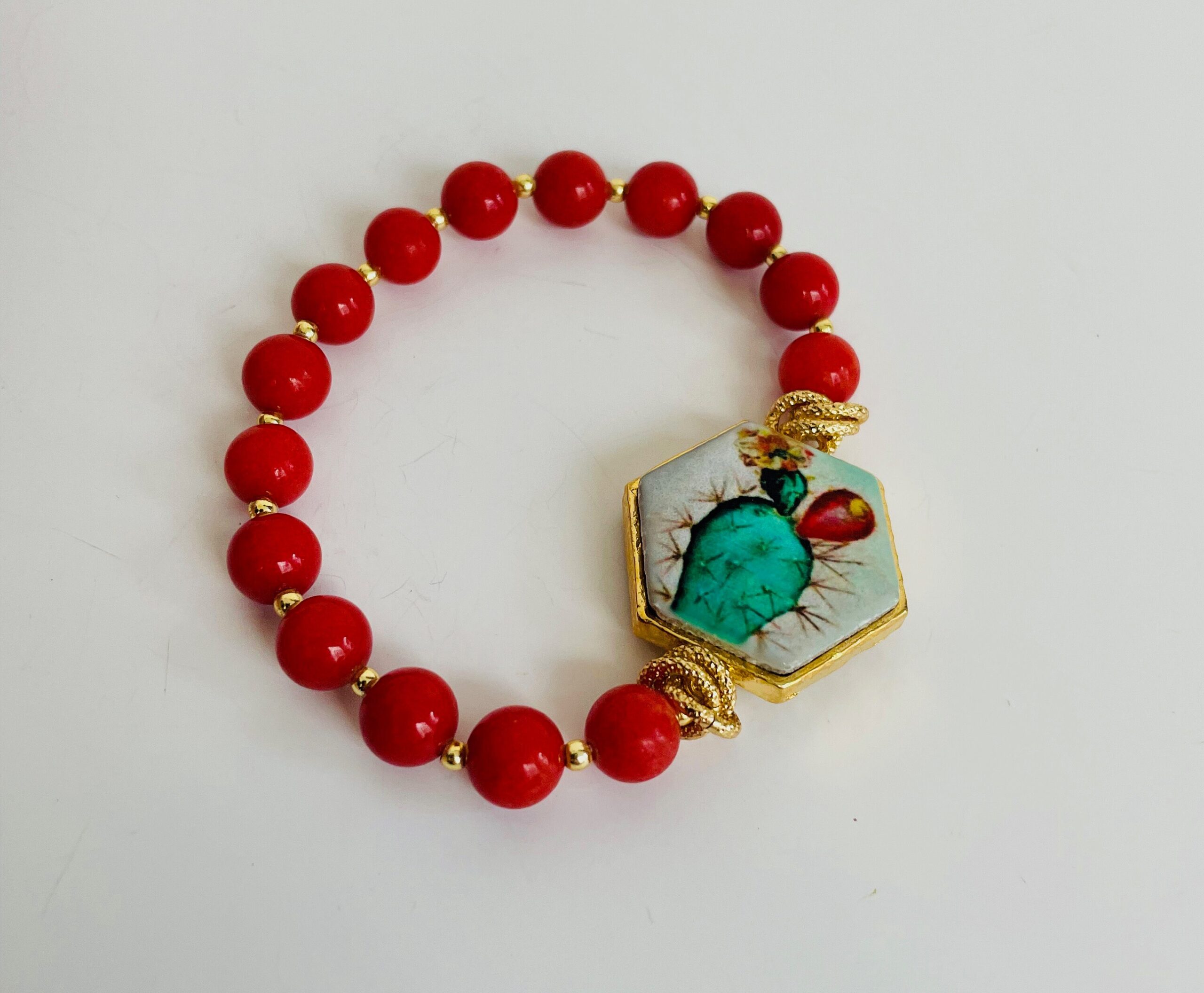 Bracciale elastico, bracciale rosso, bracciale pietre dure, giada rossa, bracciale mattonella, fico d’India ceramica di Caltagirone. Bracciali con Mattonelle Caltagirone