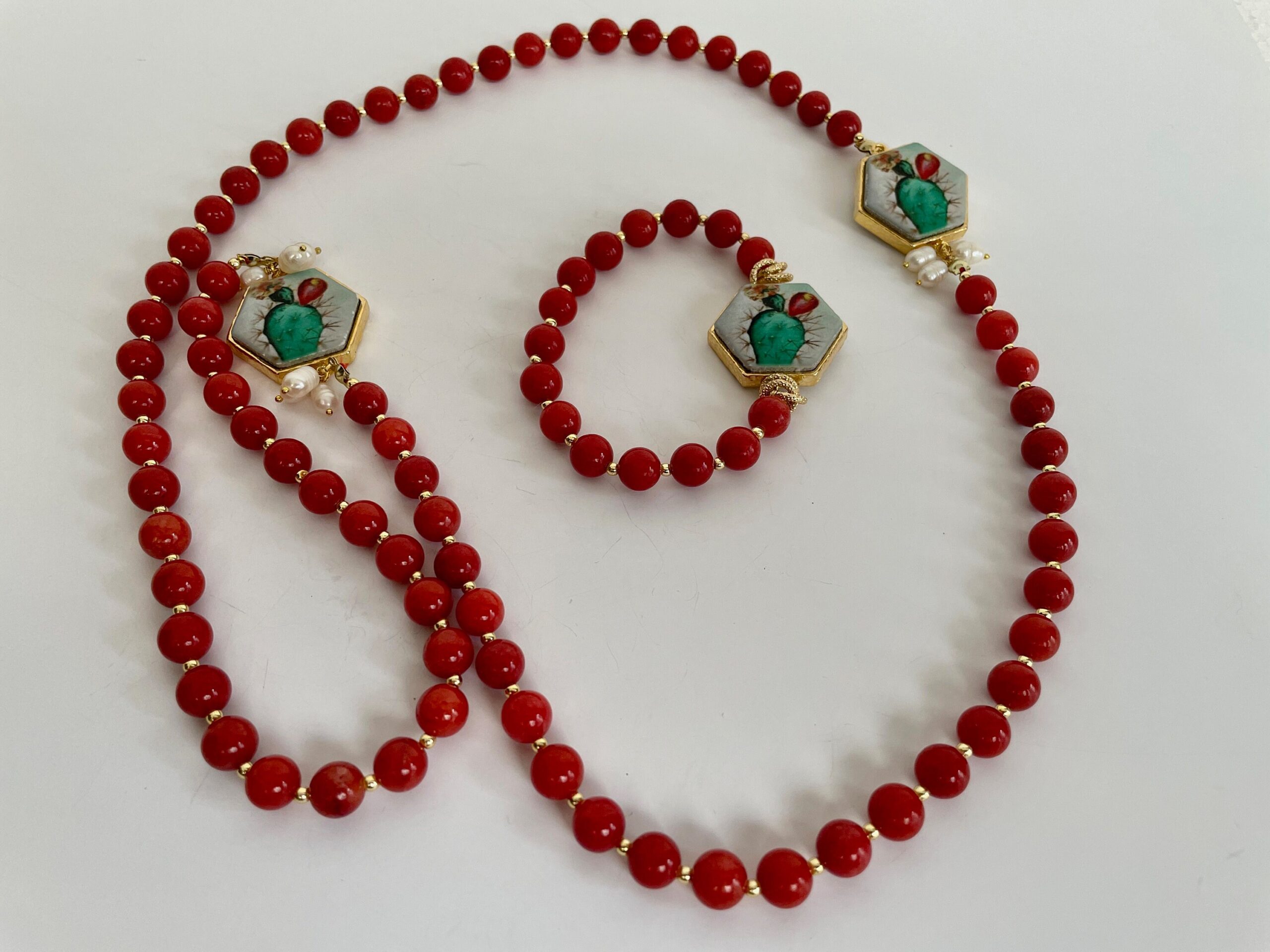 Bracciale elastico, bracciale rosso, bracciale pietre dure, giada rossa, bracciale mattonella, fico d’India ceramica di Caltagirone. Bracciali con Mattonelle Caltagirone