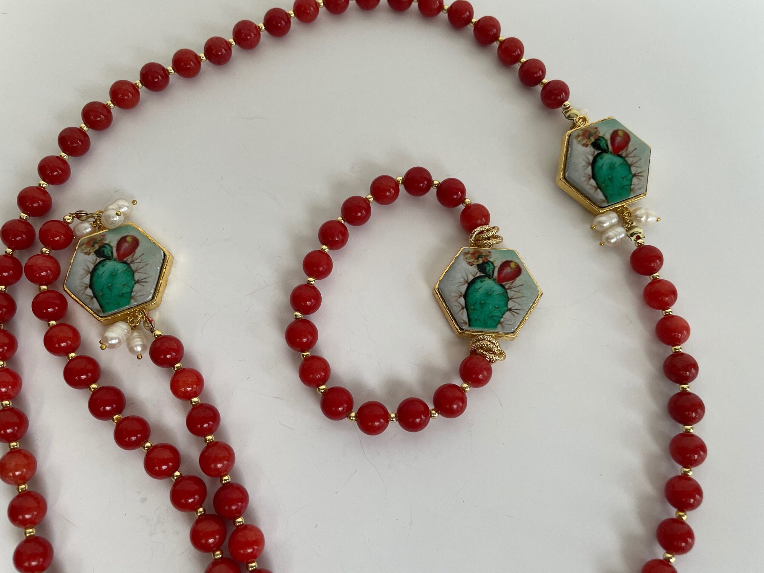 Bracciale elastico, bracciale rosso, bracciale pietre dure, giada rossa, bracciale mattonella, fico d’India ceramica di Caltagirone. Bracciali con Mattonelle Caltagirone