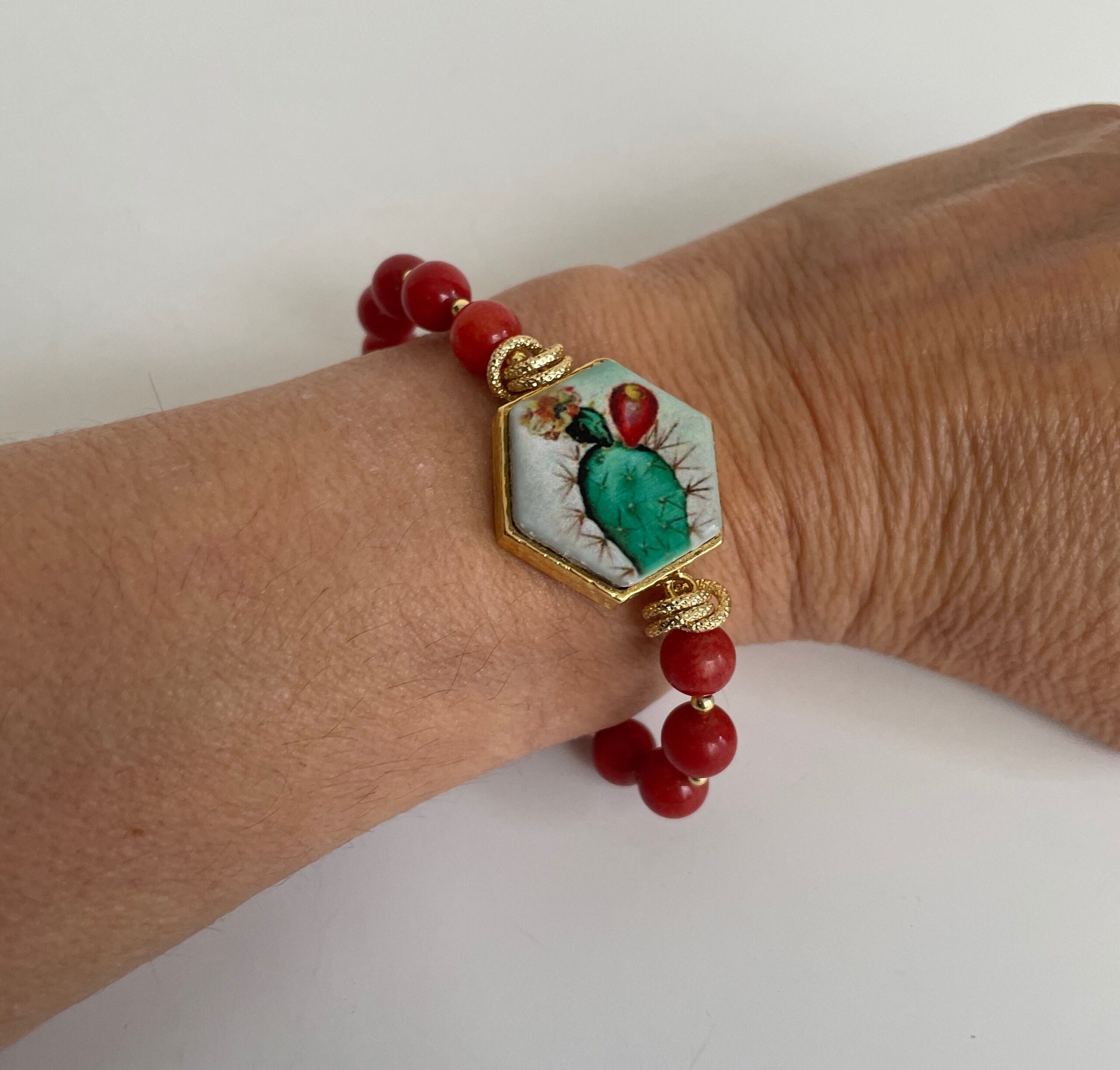 Bracciale elastico, bracciale rosso, bracciale pietre dure, giada rossa, bracciale mattonella, fico d’India ceramica di Caltagirone. Bracciali con Mattonelle Caltagirone