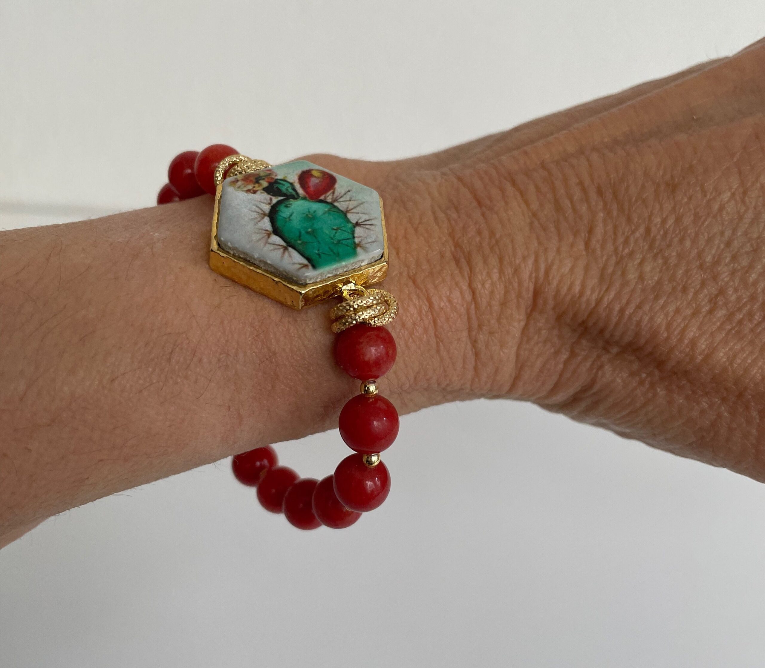 Bracciale elastico, bracciale rosso, bracciale pietre dure, giada rossa, bracciale mattonella, fico d’India ceramica di Caltagirone. Bracciali con Mattonelle Caltagirone