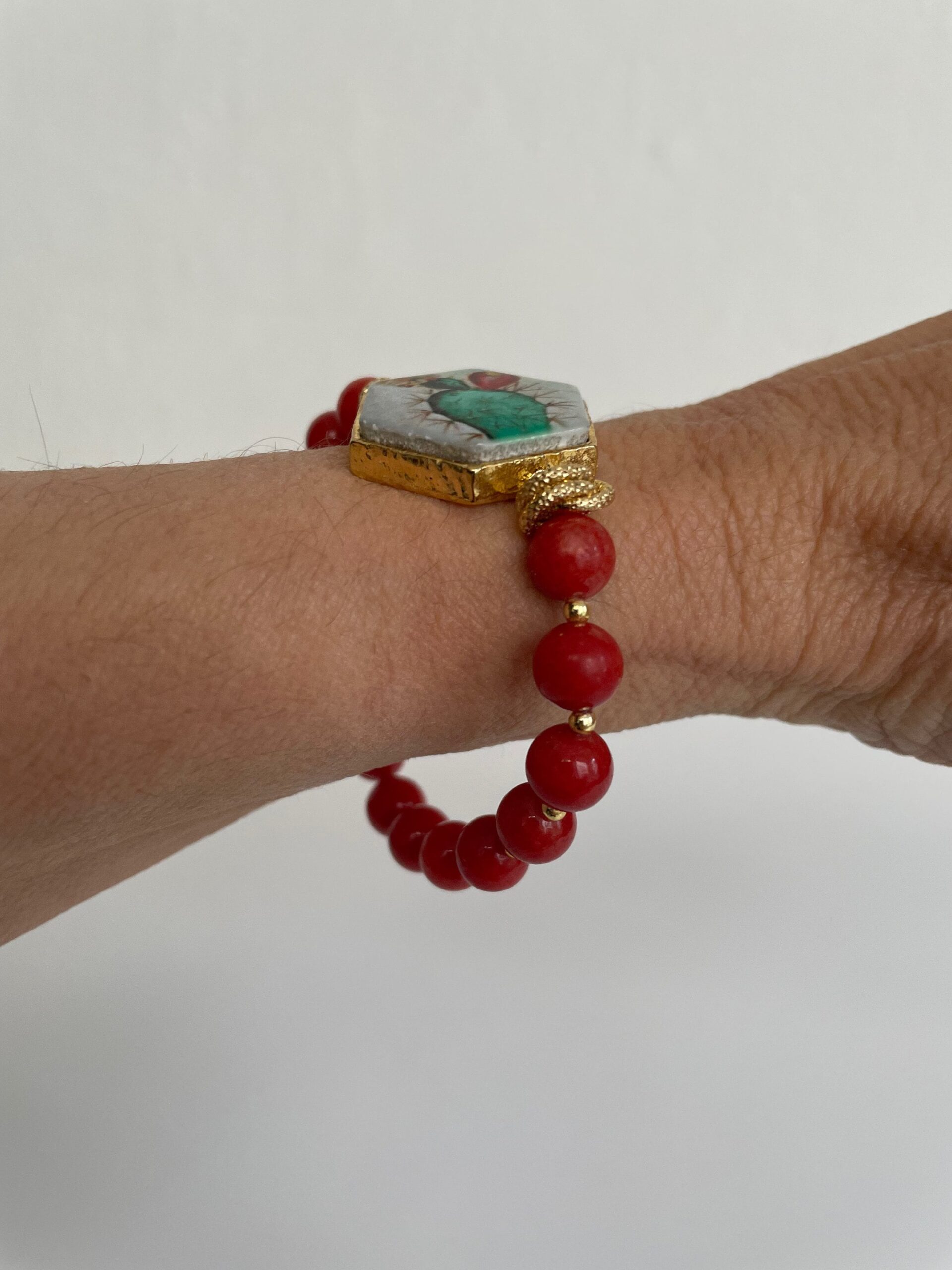 Bracciale elastico, bracciale rosso, bracciale pietre dure, giada rossa, bracciale mattonella, fico d’India ceramica di Caltagirone. Bracciali con Mattonelle Caltagirone