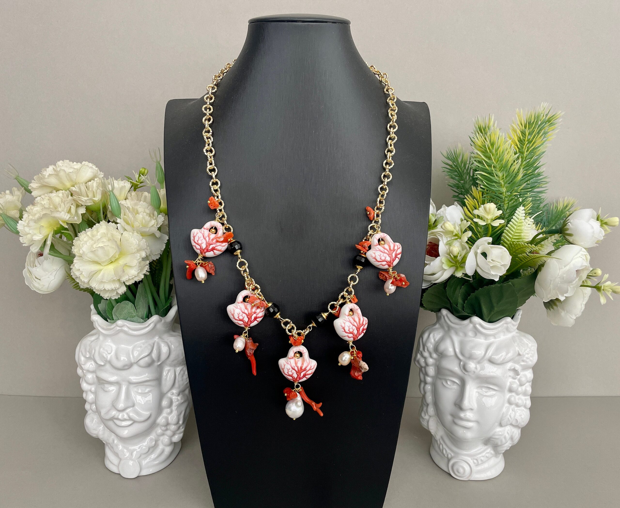 Collana siciliana Caltagirone, catena alluminio dorato ipoallergenico, borsette ceramica, perle barocche e onice. Collane caratteristiche siciliane