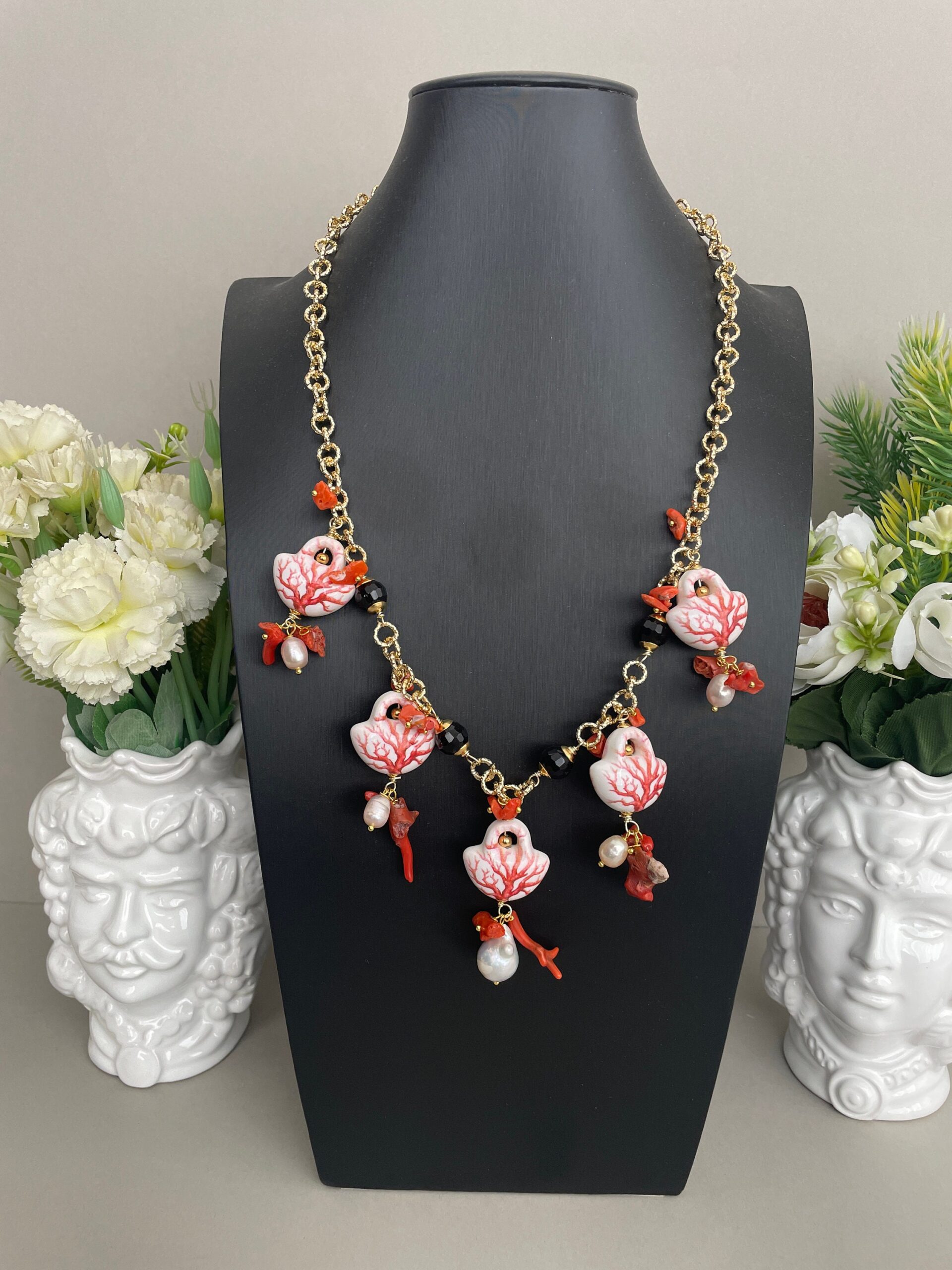 Collana siciliana Caltagirone, catena alluminio dorato ipoallergenico, borsette ceramica, perle barocche e onice. Collane caratteristiche siciliane