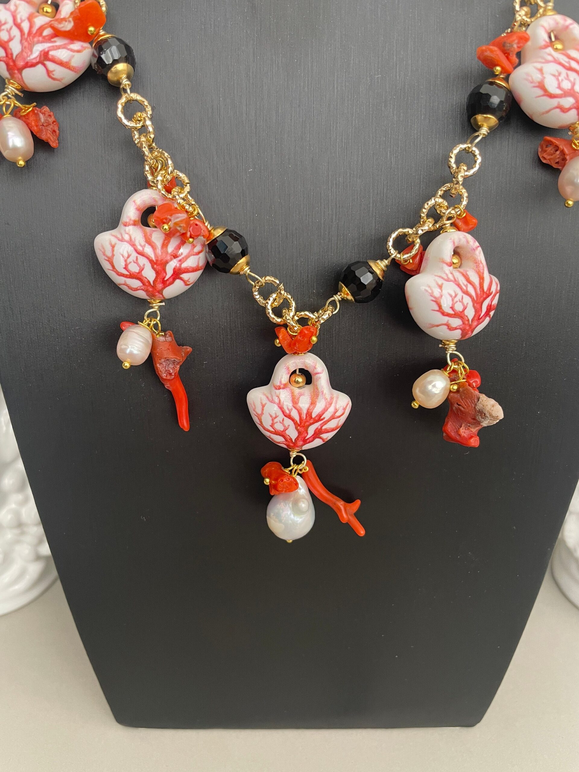 Collana siciliana Caltagirone, catena alluminio dorato ipoallergenico, borsette ceramica, perle barocche e onice. Collane caratteristiche siciliane