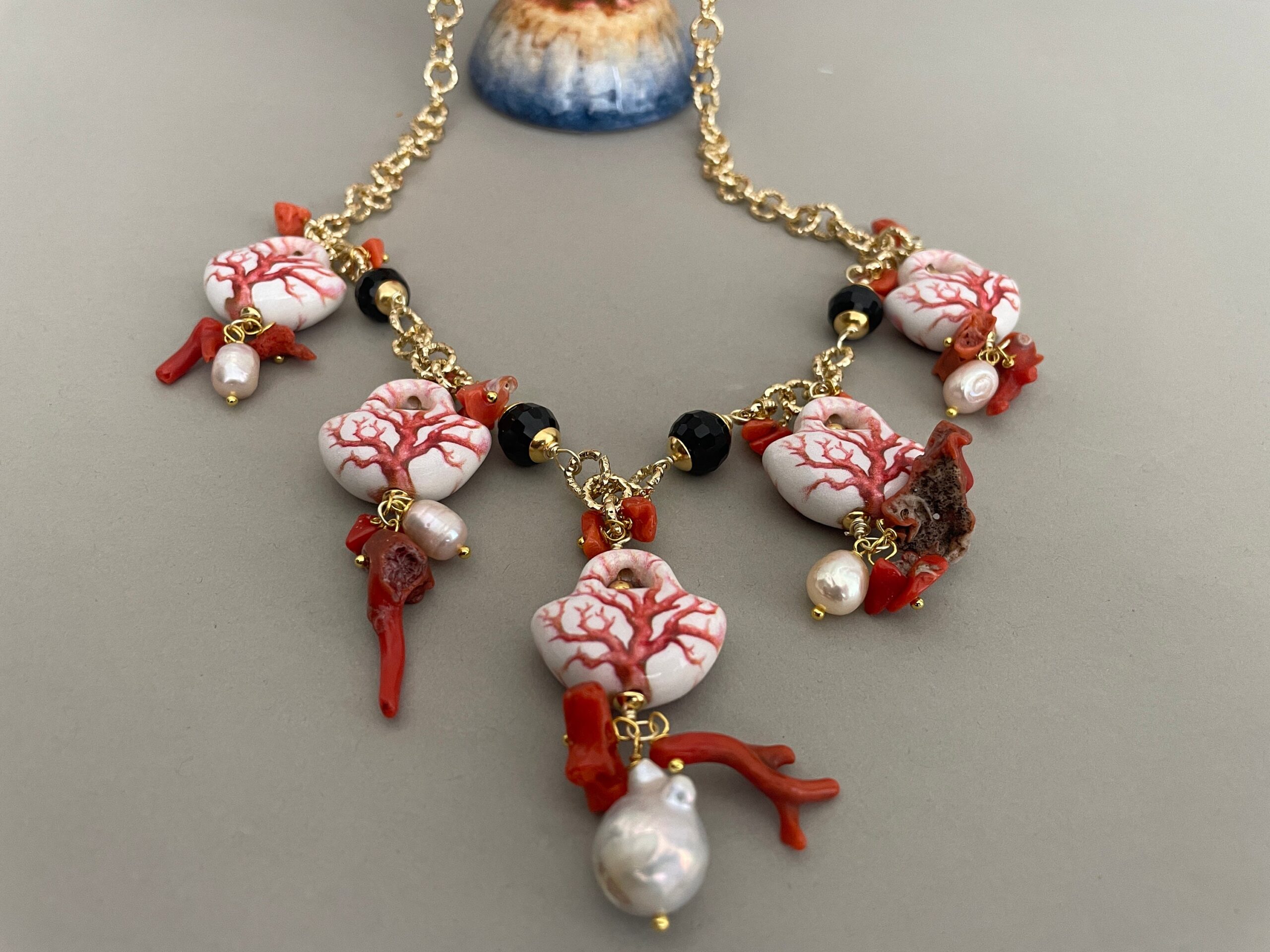 Collana siciliana Caltagirone, catena alluminio dorato ipoallergenico, borsette ceramica, perle barocche e onice. Collane caratteristiche siciliane