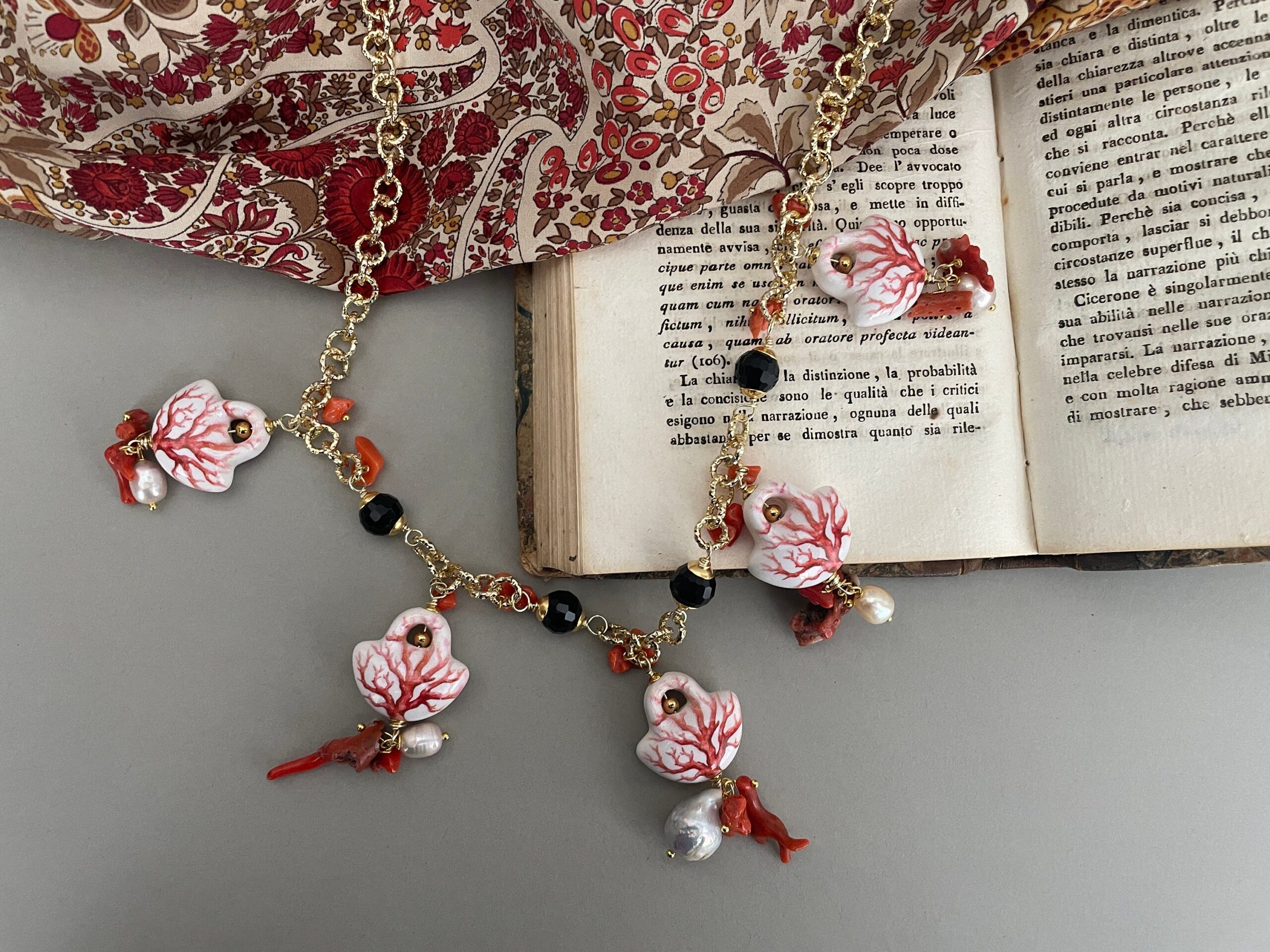 Collana siciliana Caltagirone, catena alluminio dorato ipoallergenico, borsette ceramica, perle barocche e onice. Collane caratteristiche siciliane