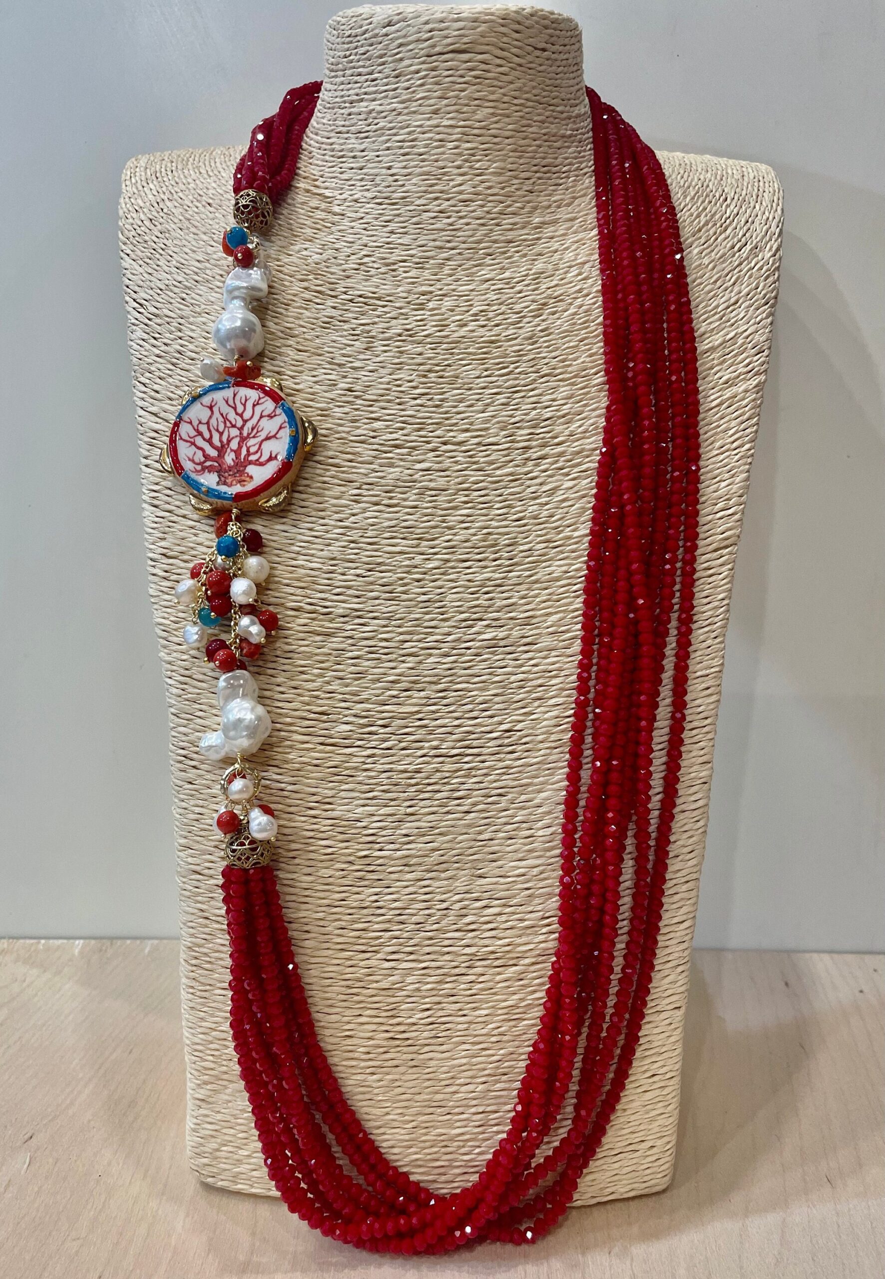 Collana multifilo con cristalli,  collana lunga con tamburello di ceramica di Caltagirone, perle scaramazze e pietre dure. Collane caratteristiche siciliane