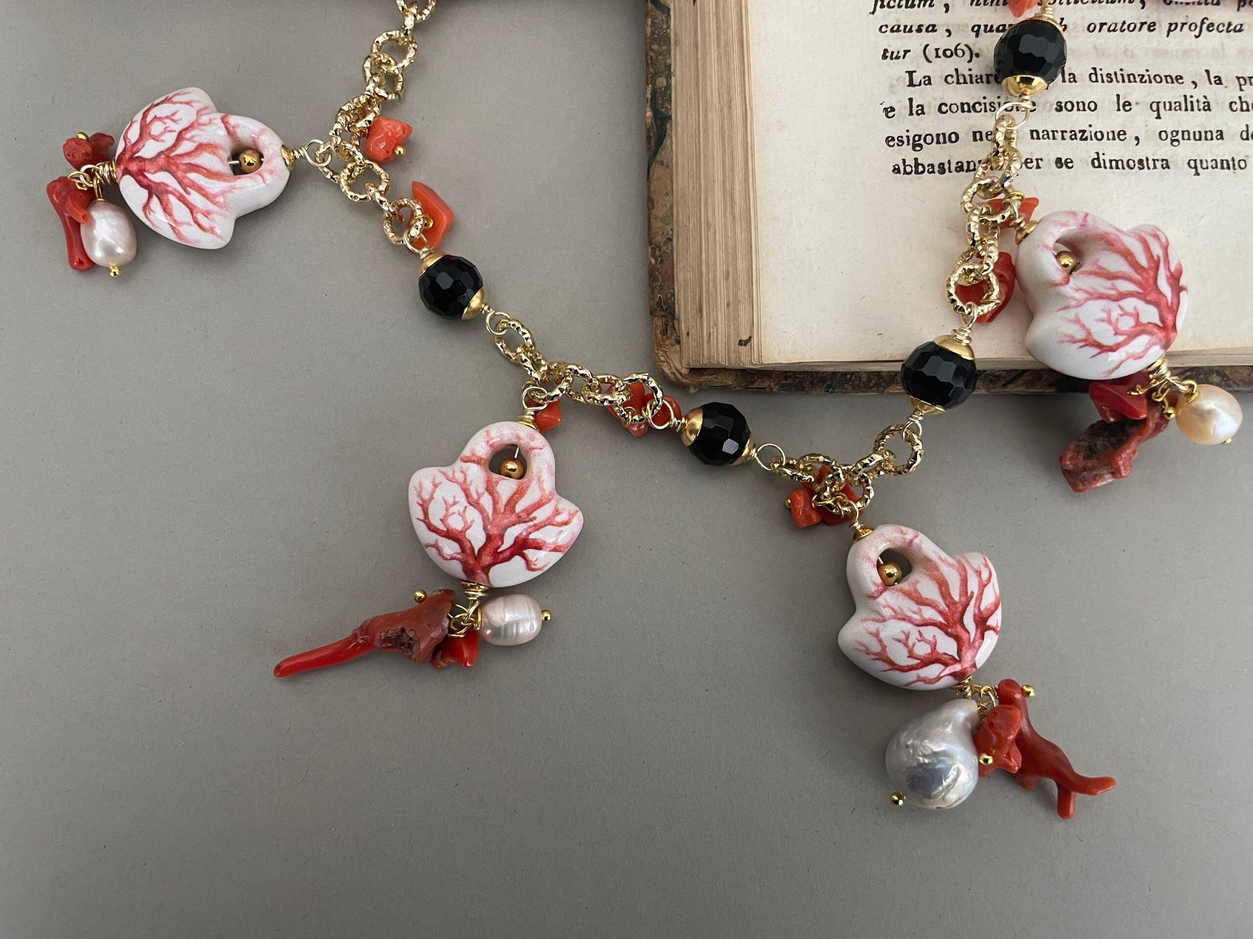 Collana siciliana Caltagirone, catena alluminio dorato ipoallergenico, borsette ceramica, perle barocche e onice. Collane caratteristiche siciliane